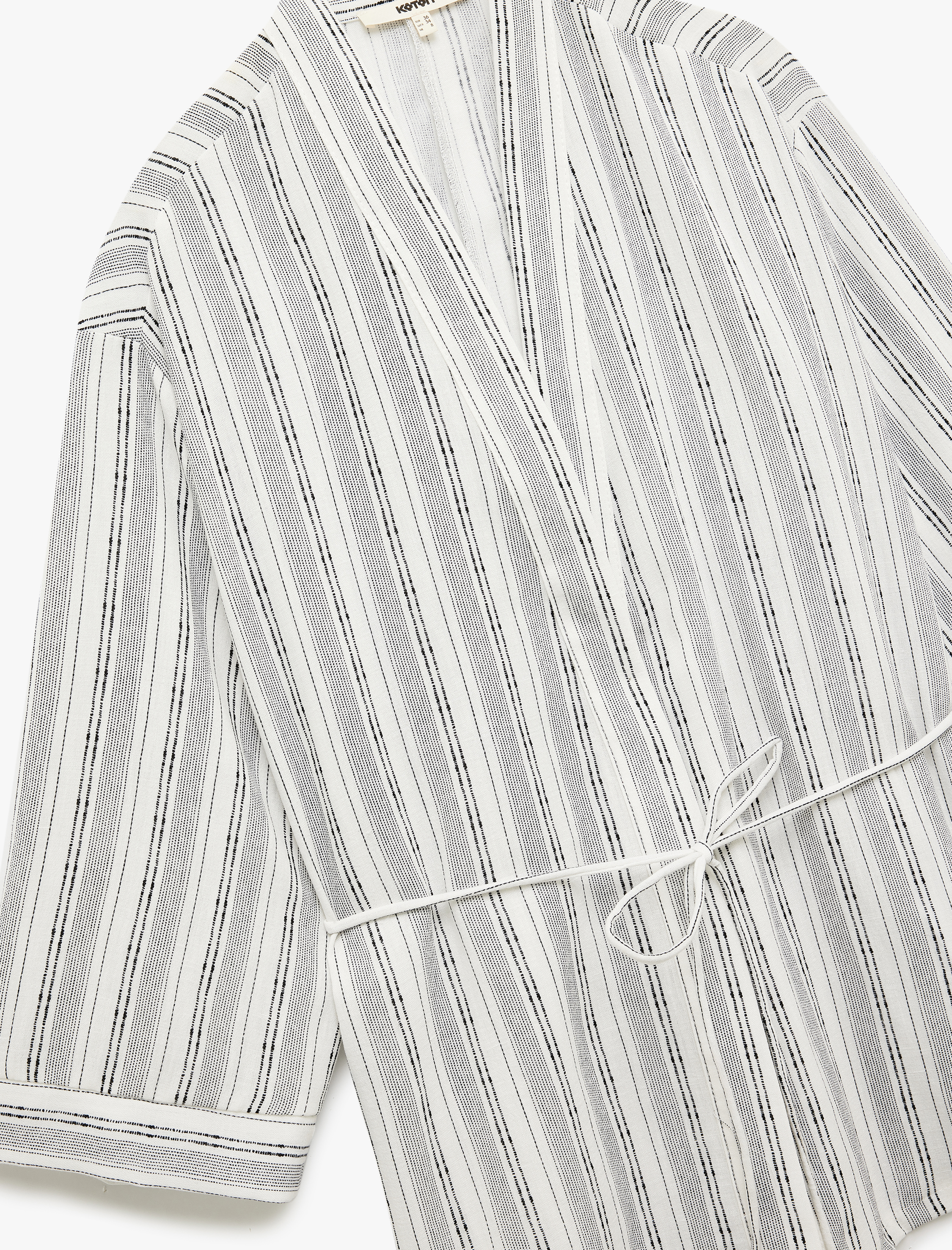   Rahat Kalıp Kemer Detaylı 3/4 Geniş Kollu Uzun Kimono