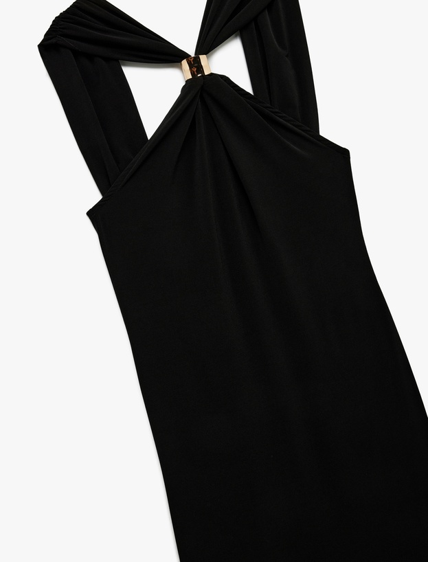 Sandy Kumaş Slim Fit Kolsuz Aksesuarlı Asimetrik Halter Yaka Midi Elbise_5