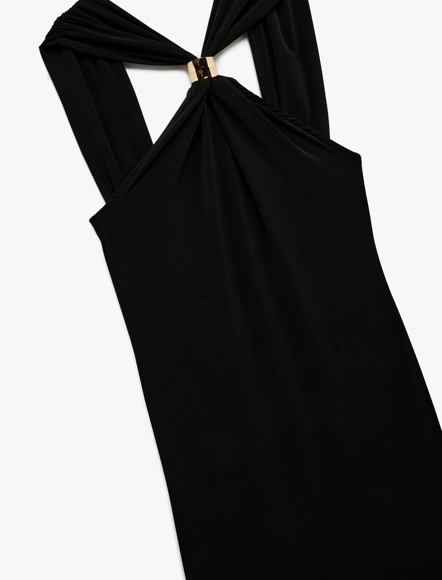   Sandy Kumaş Slim Fit Kolsuz Aksesuarlı Asimetrik Halter Yaka Midi Elbise