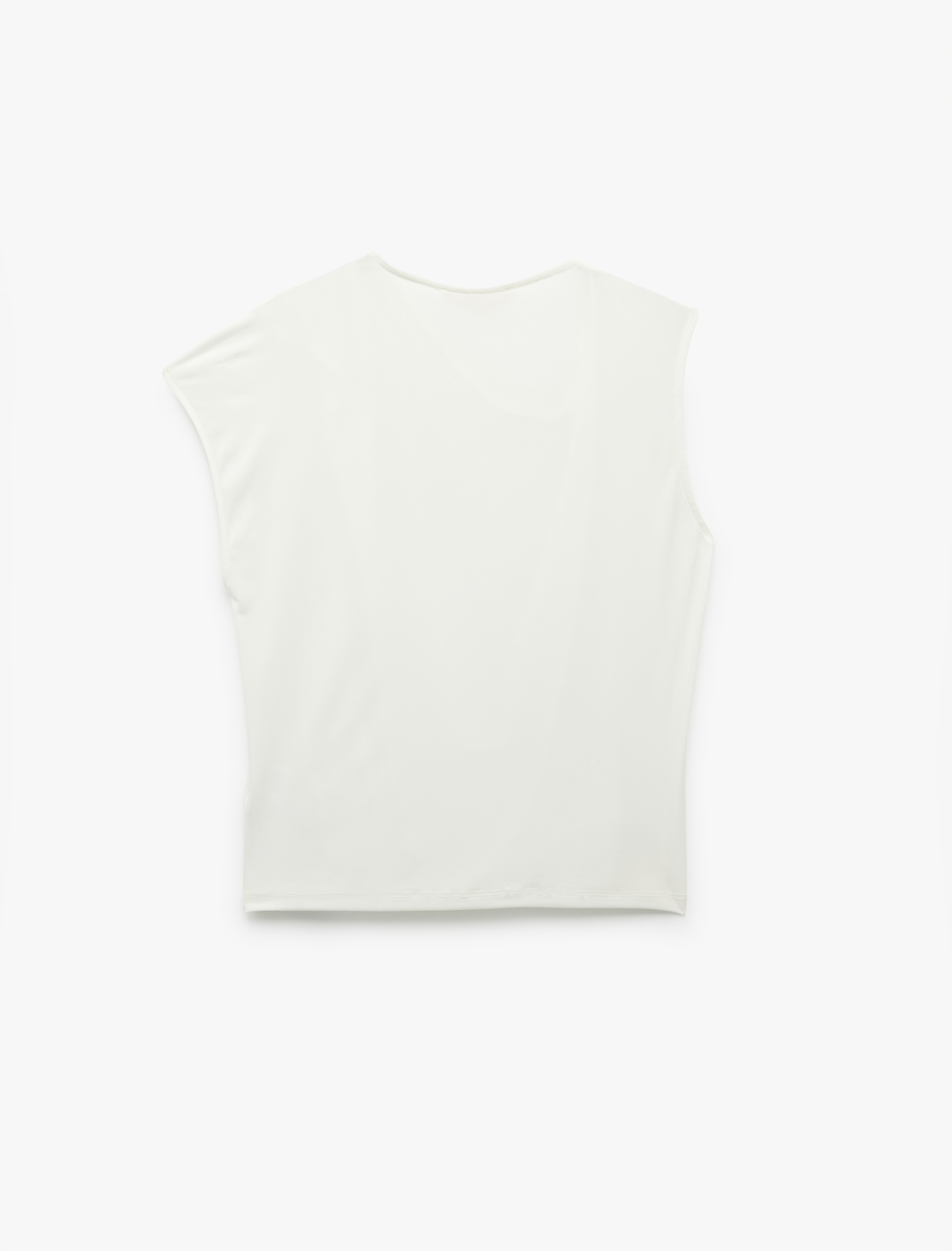   Sandy Kumaş İnci Detaylı Asimetrik Degaje Yaka Kolsuz Bluz