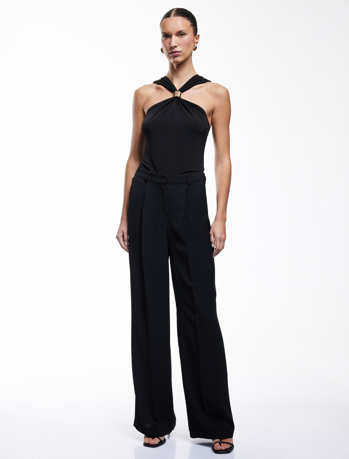  Sandy Kumaş Aksesuar Detaylı Asimetrik Halter Yaka Bluz