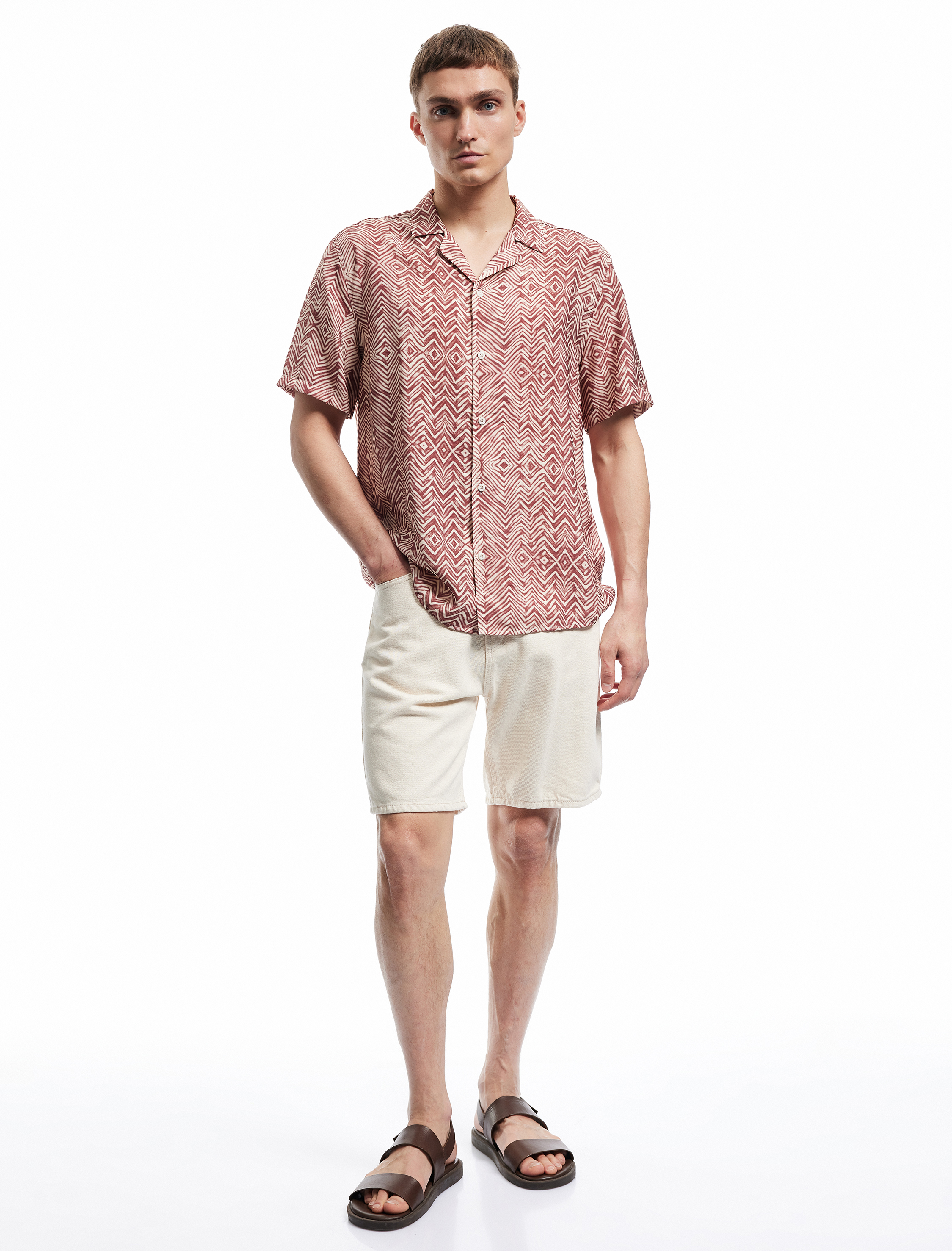 Kısa Kollu Devrik Yaka Regular Fit Viskon Etnik Desenli Gömlek