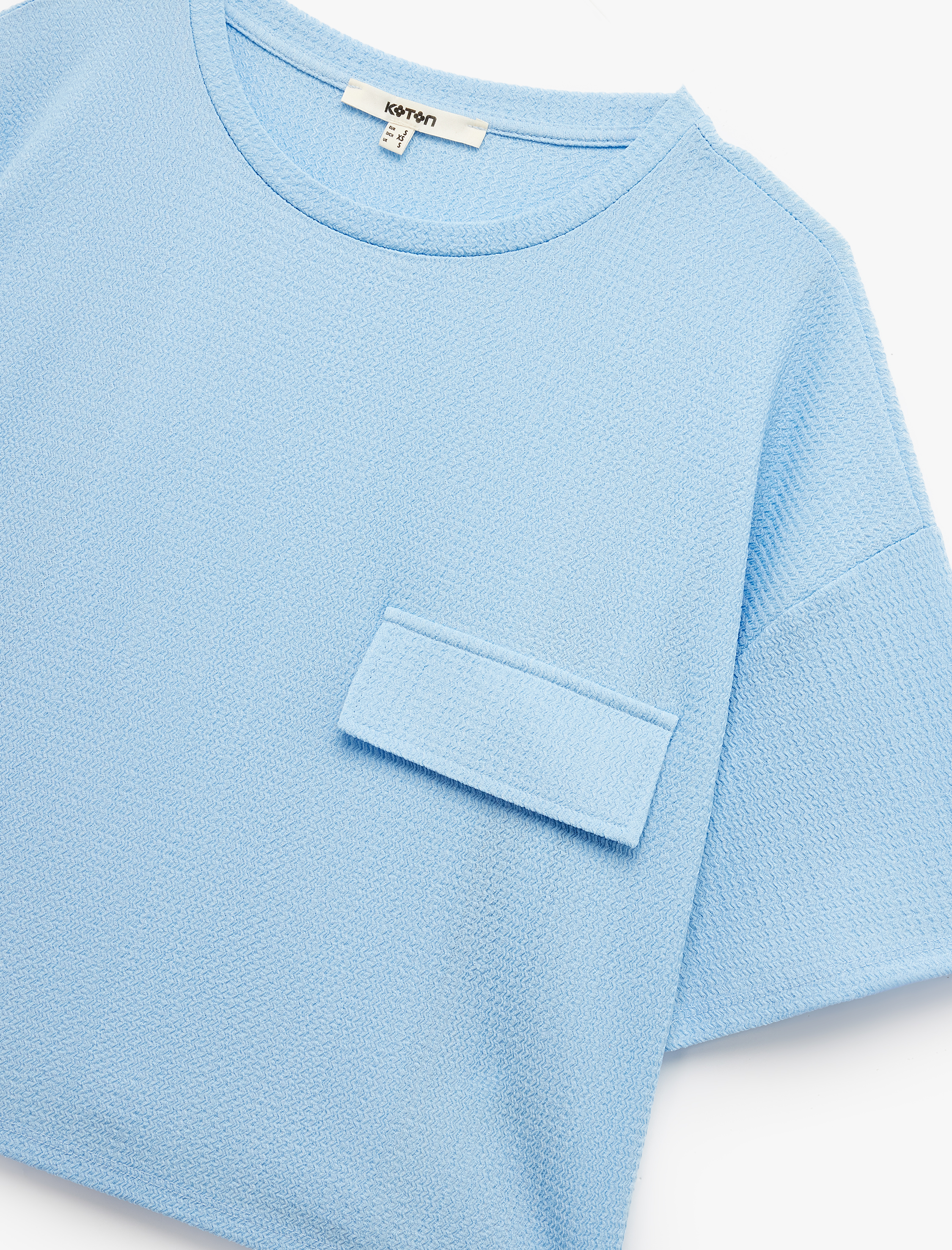   Aplike Detaylı Dokulu Bisiklet Yaka Kısa Kollu Tişört