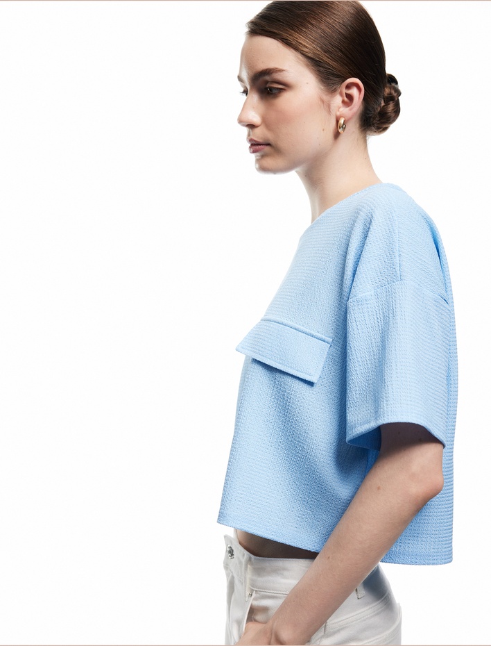  Aplike Detaylı Dokulu Bisiklet Yaka Kısa Kollu Tişört