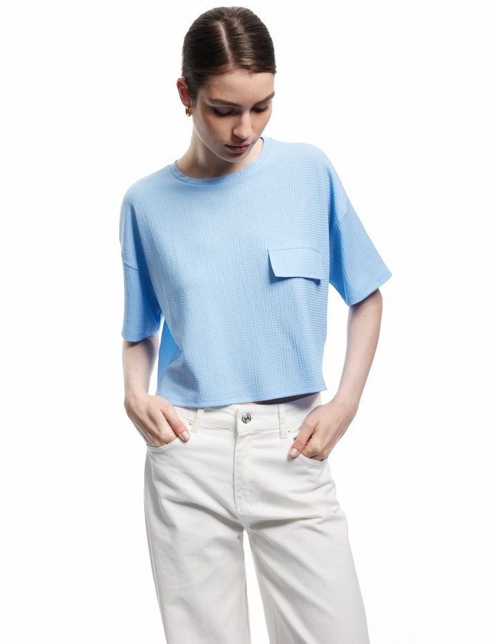  Aplike Detaylı Dokulu Bisiklet Yaka Kısa Kollu Tişört