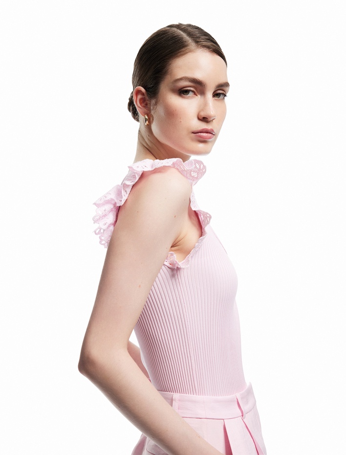  Koton X Sibil Çetinkaya - Kolsuz Brodeli Fırfır Detaylı Triko Bluz