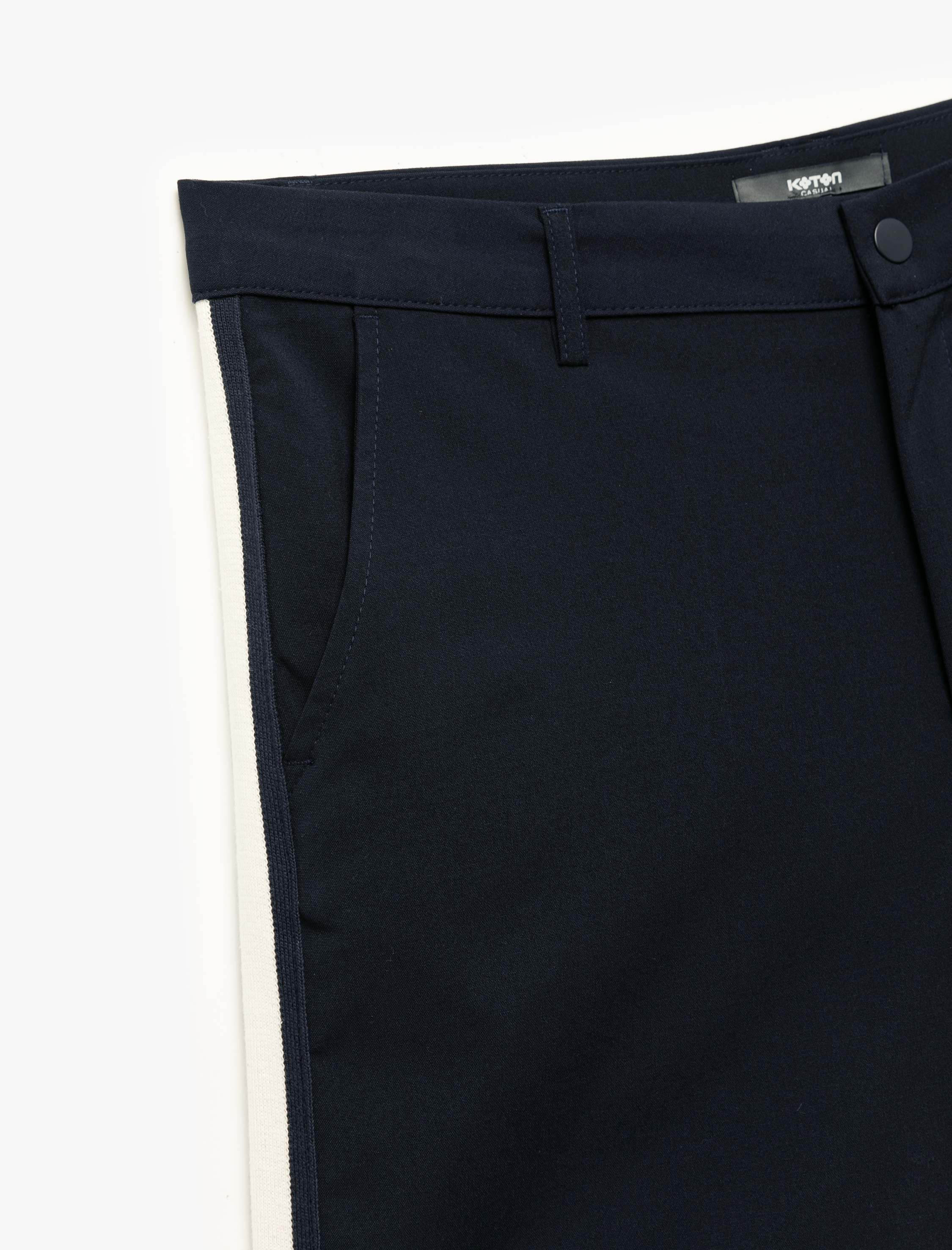 Düğmeli Oversize Şerit Detaylı Bermuda Chino Şort