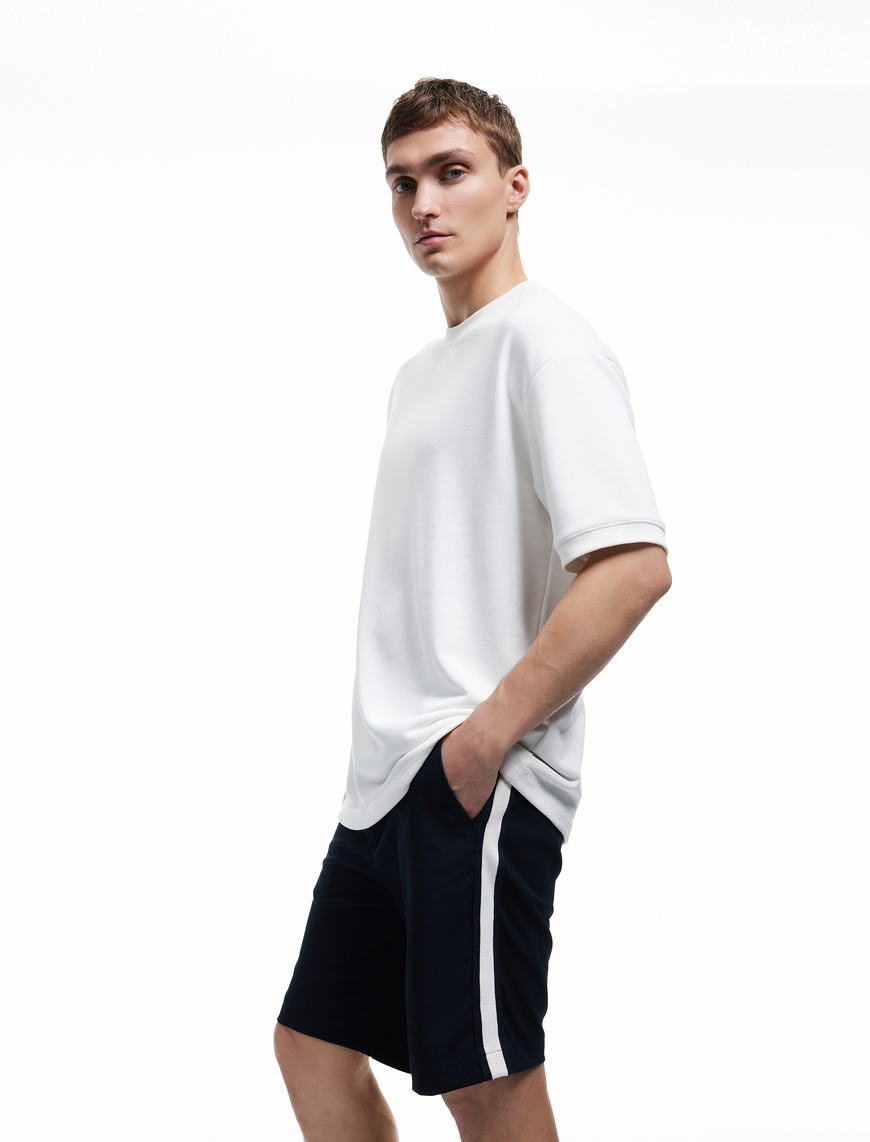   Düğmeli Oversize Şerit Detaylı Bermuda Chino Şort