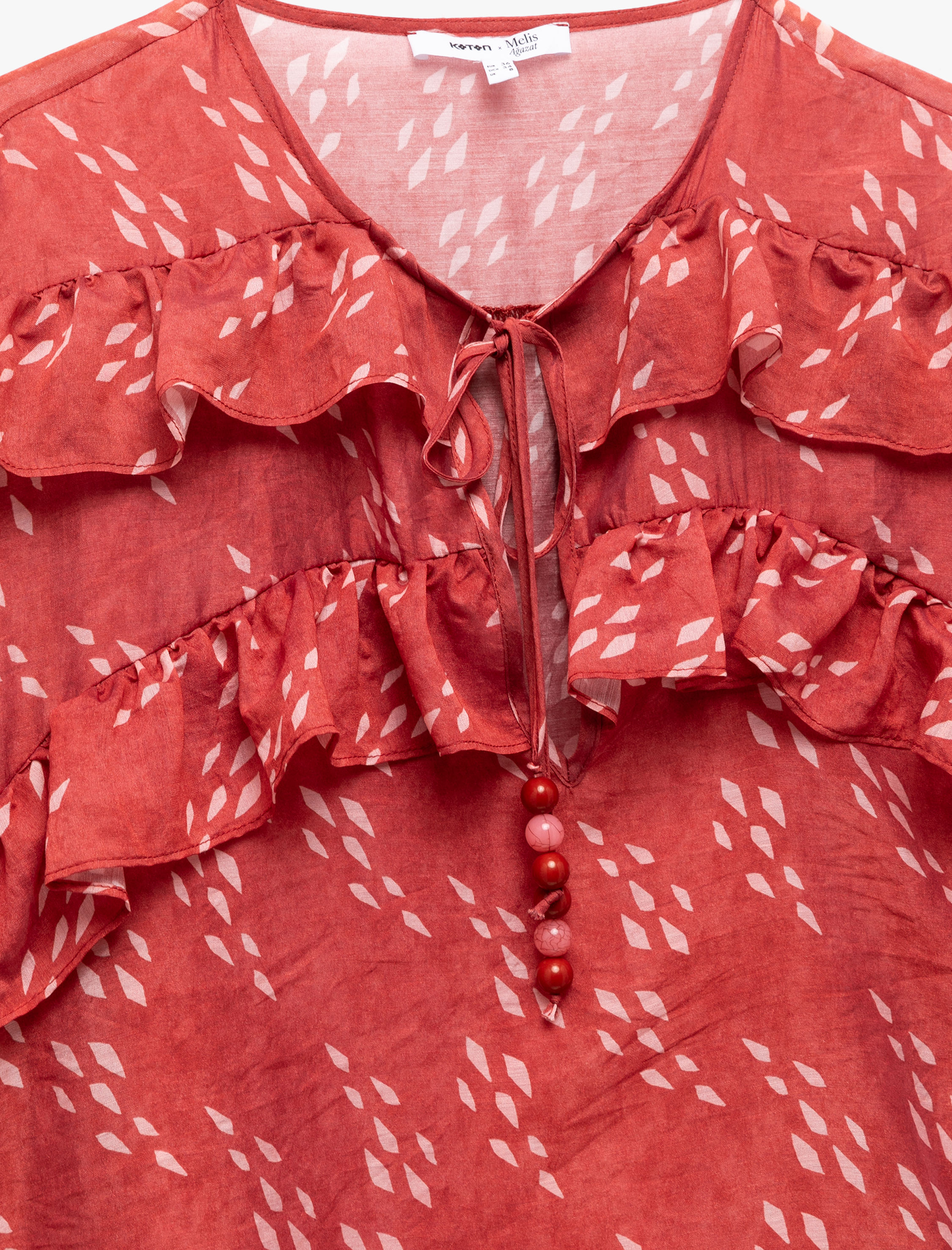   Koton X Melis Ağazat - Uzun Kollu Bağlama Yaka Detaylı Desenli Fırfırlı Bluz