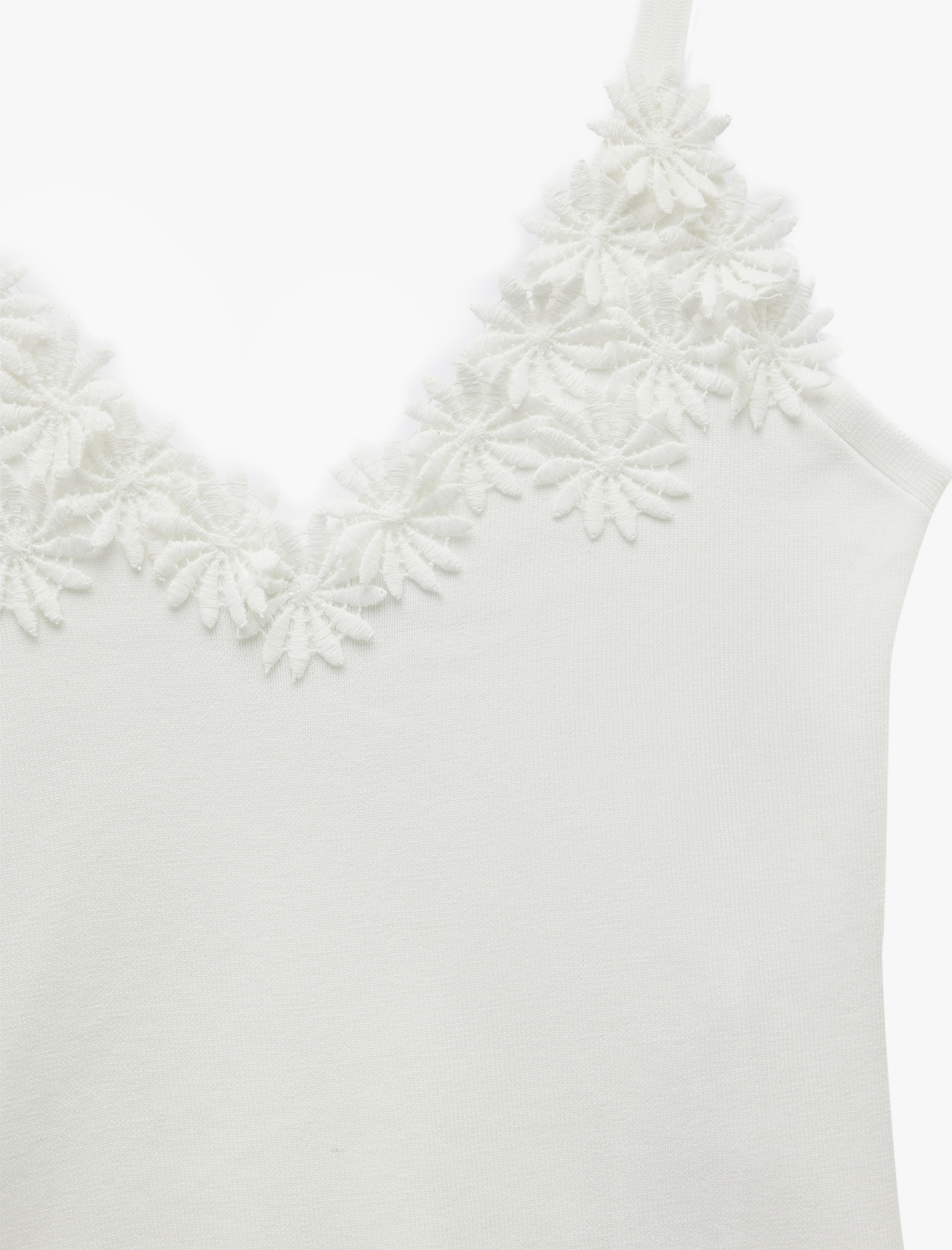   Çiçekli Aplike Detaylı İnce Askılı Triko Bluz