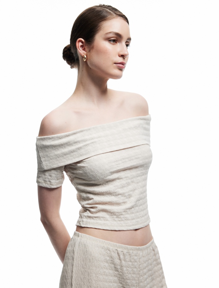  Dokulu Slim Fit Düşük Omuz Madonna Yaka Tişört