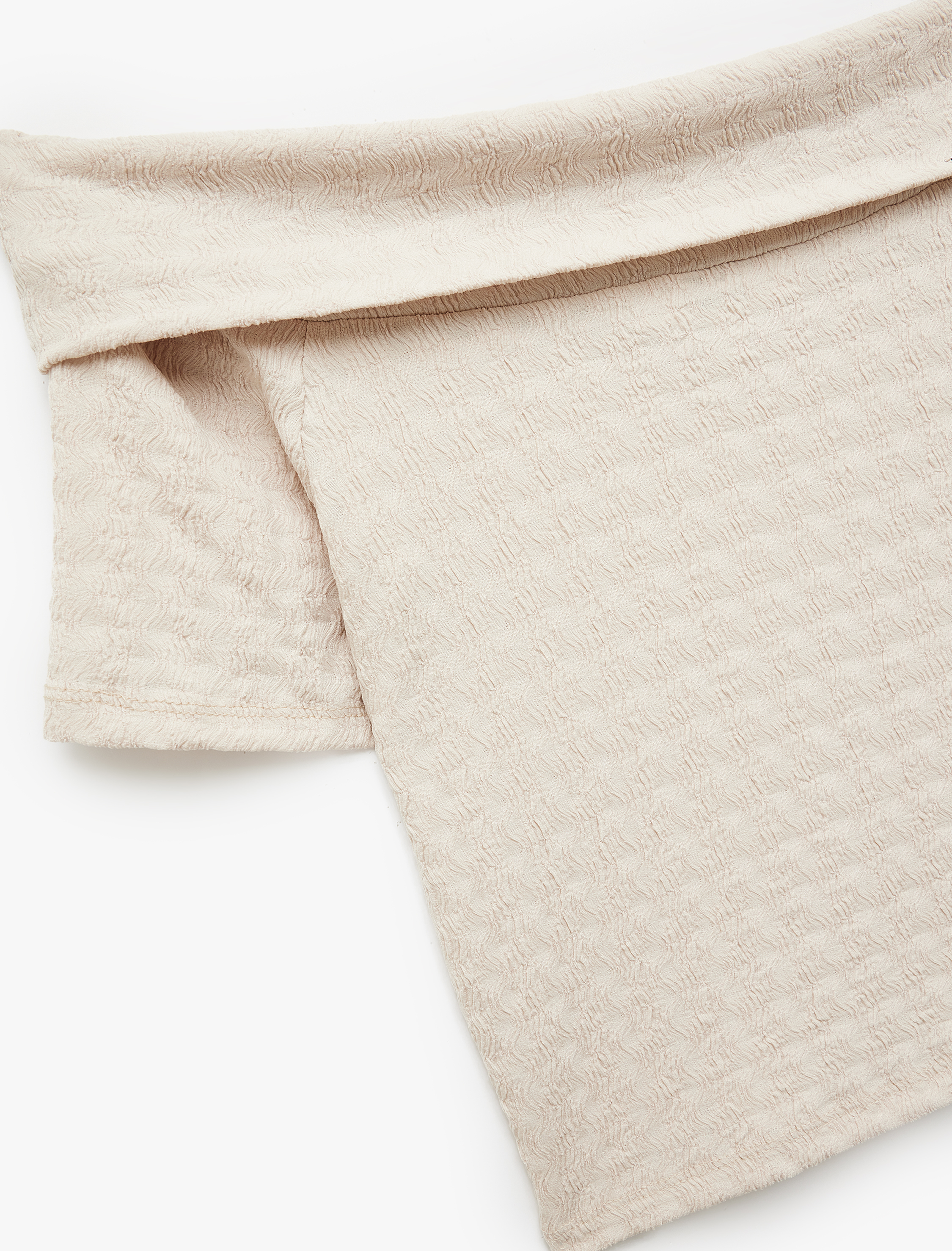   Dokulu Slim Fit Düşük Omuz Madonna Yaka Tişört