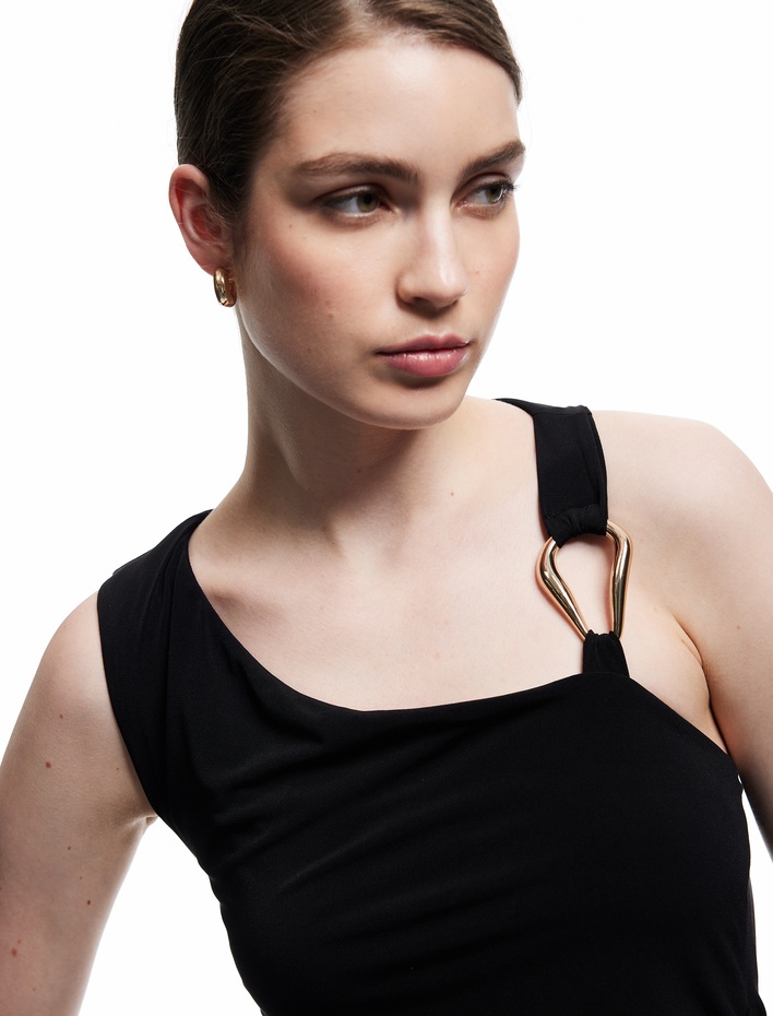  Sandy Kumaş Slim Fit Metal Aksesuarlı Kolsuz Asimetrik Yaka Bluz