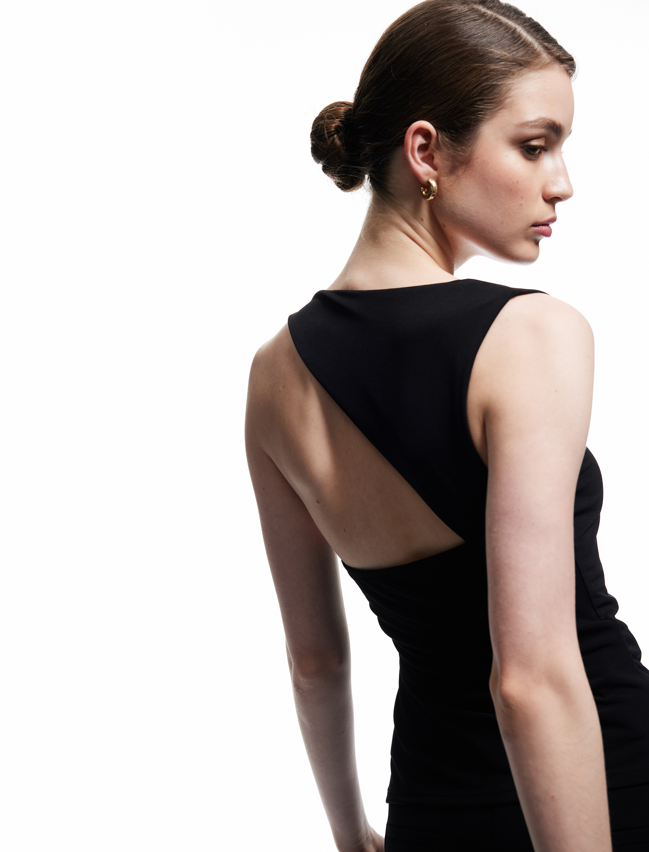   Sandy Kumaş Slim Fit Metal Aksesuarlı Kolsuz Asimetrik Yaka Bluz