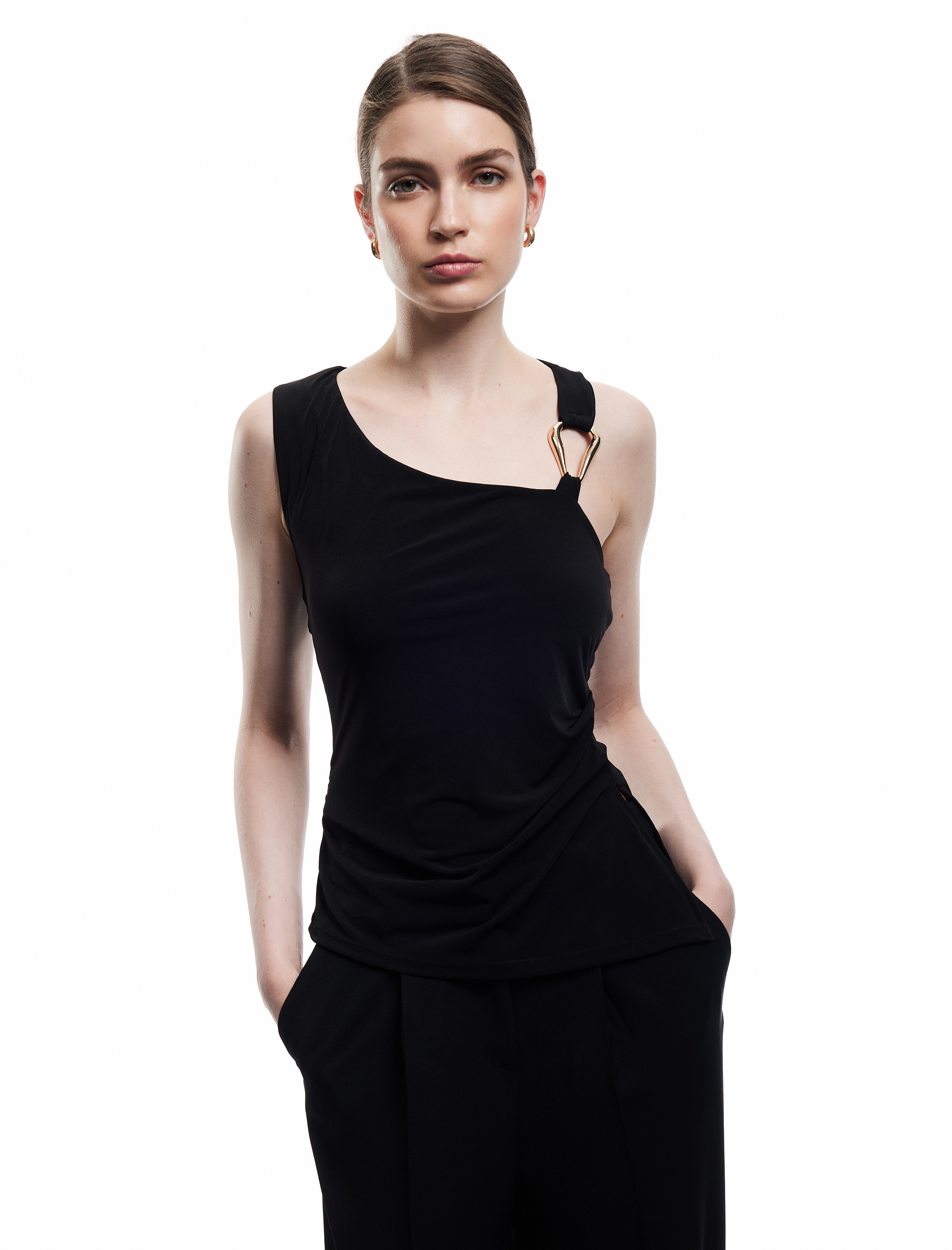   Sandy Kumaş Slim Fit Metal Aksesuarlı Kolsuz Asimetrik Yaka Bluz