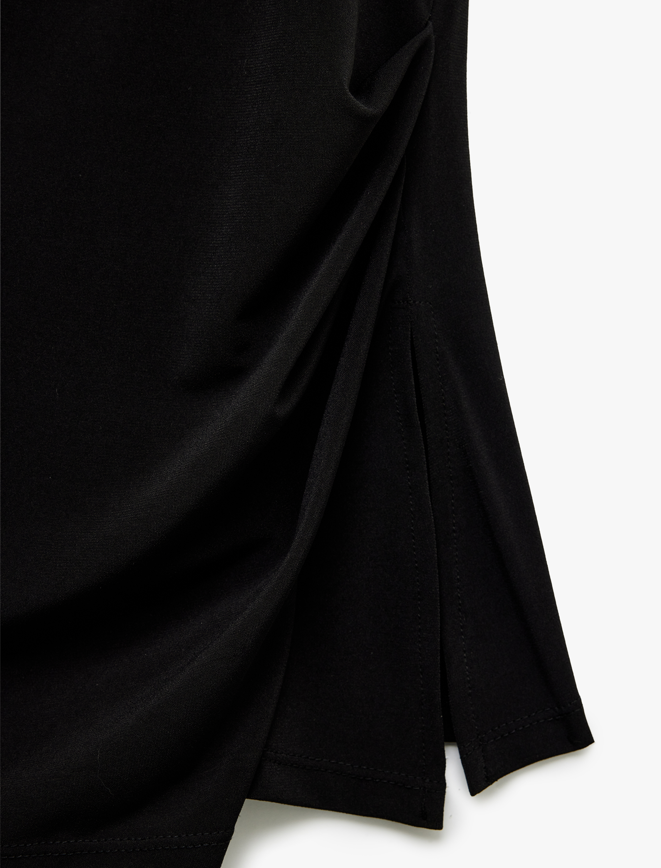   Sandy Kumaş Slim Fit Metal Aksesuarlı Kolsuz Asimetrik Yaka Bluz