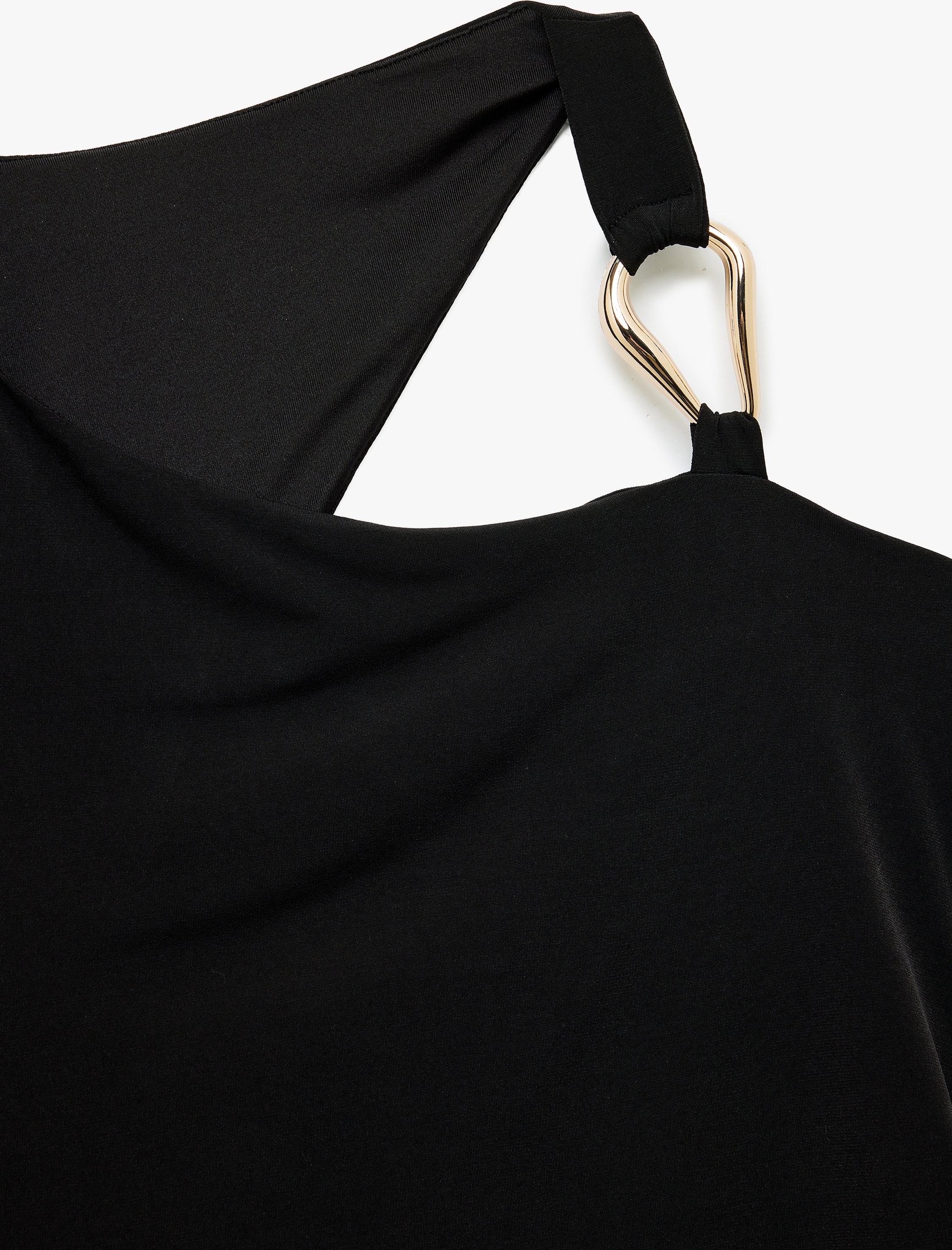   Sandy Kumaş Slim Fit Metal Aksesuarlı Kolsuz Asimetrik Yaka Bluz