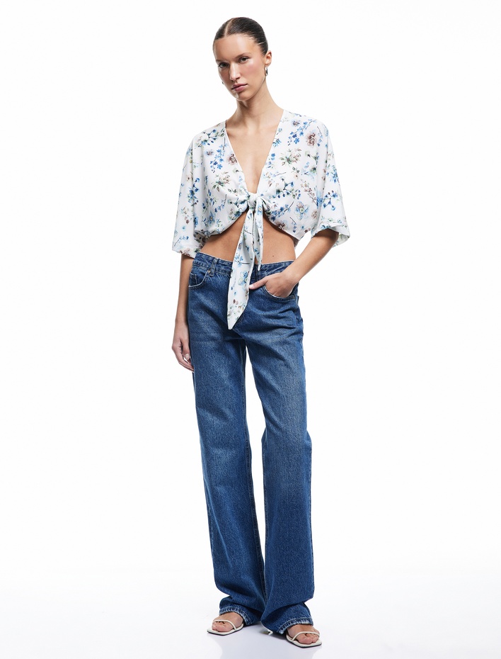  Yarım Kol V Yaka Kruvaze Önden Bağlama Detaylı Çiçekli Crop Bluz