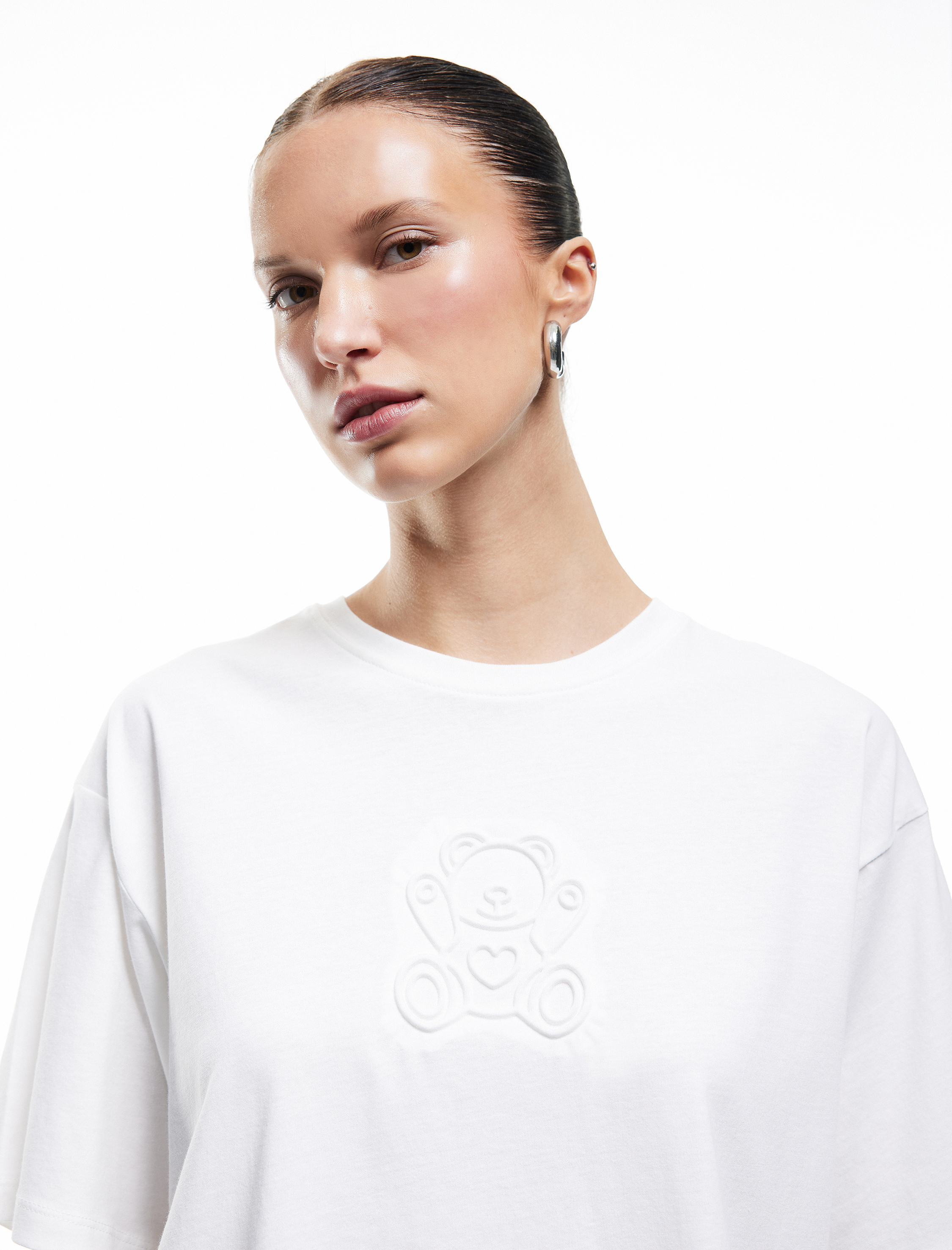   Pamuklu Kısa Kollu Bisiklet Yaka Ayıcık Kabartma Baskılı Tişört