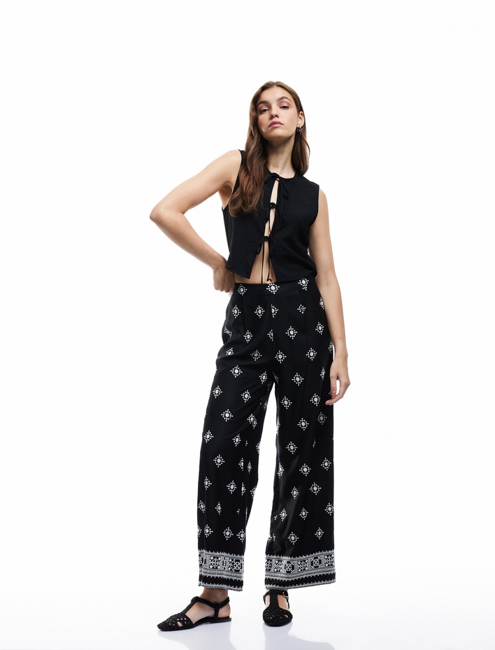  Nakış Detaylı Normal Bel Geniş Paça Pantolon