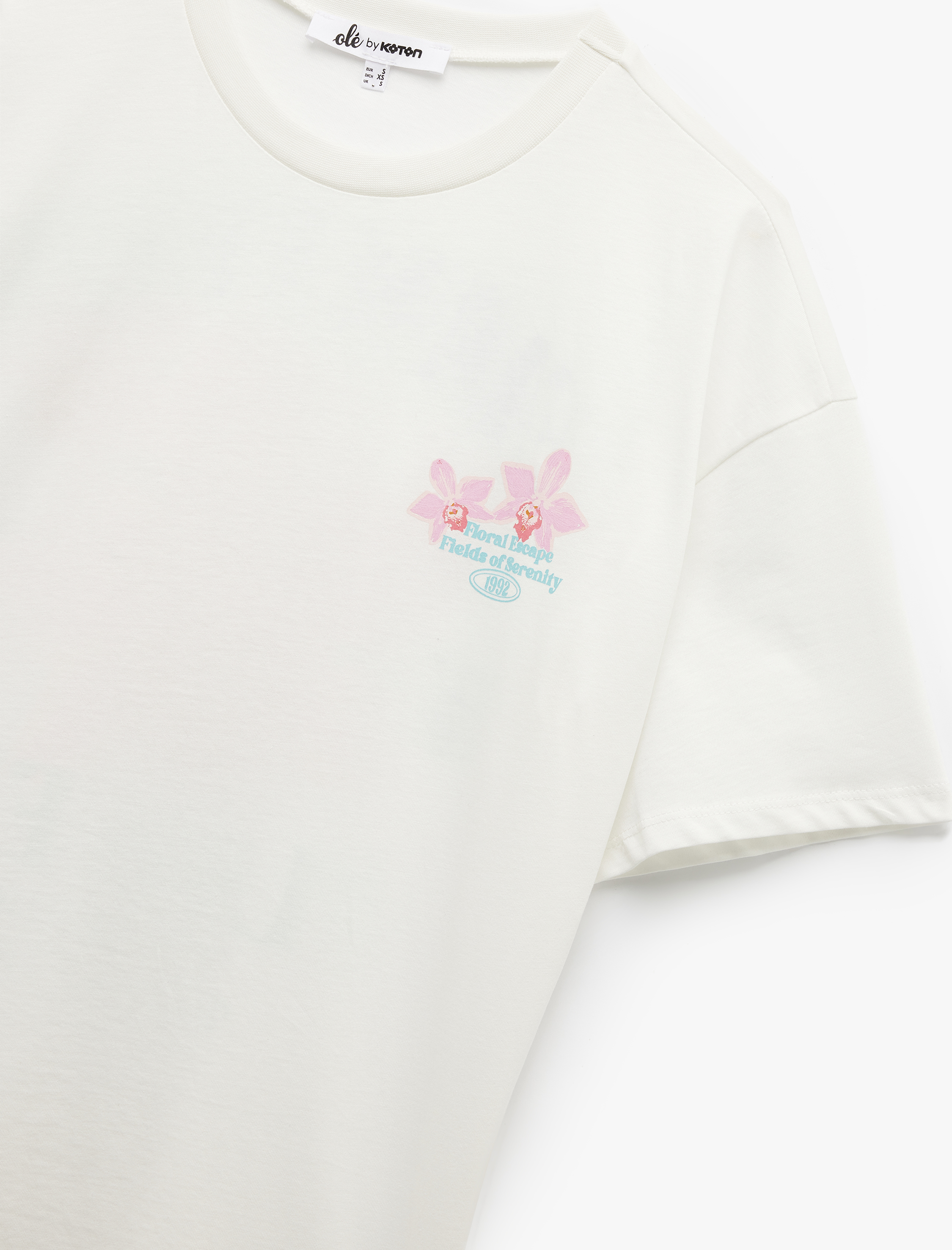   Kısa Kollu Bisiklet Yaka Pamuklu Çiçekli Arkası Baskılı Tişört