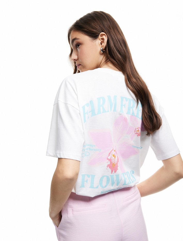  Kısa Kollu Bisiklet Yaka Pamuklu Çiçekli Arkası Baskılı Tişört