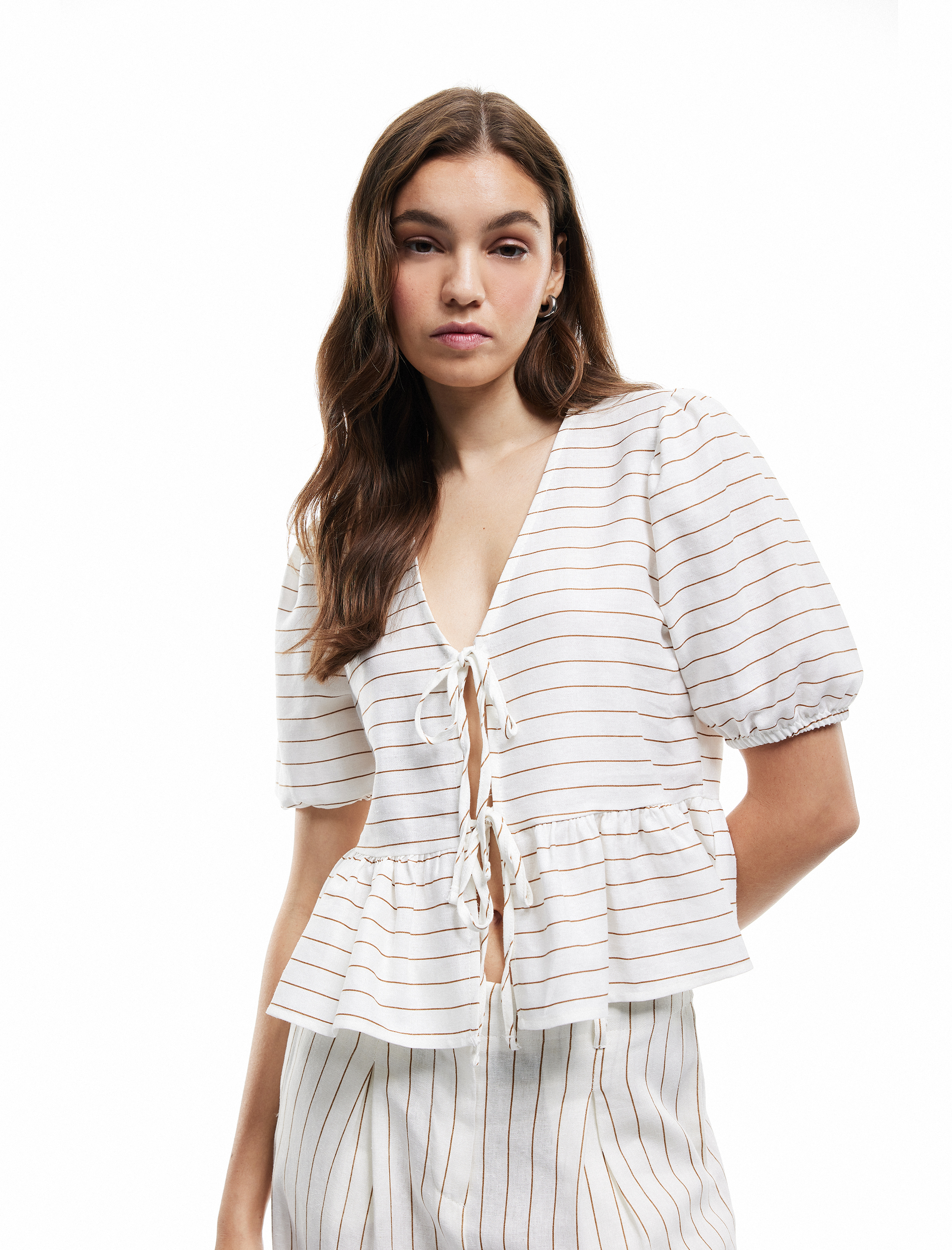   V Yaka Kısa Balon Kollu Bağlama Detaylı Keten Karışımlı Bluz