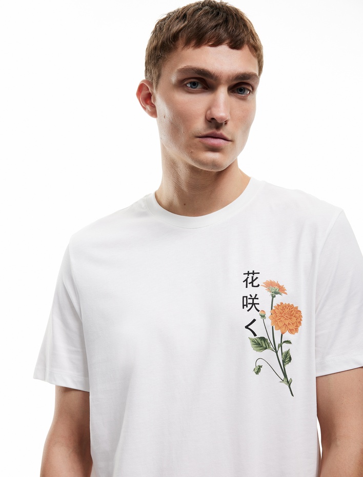  Pamuklu Kısa Kollu Regular Fit Bisiklet Yaka Uzak Doğu Baskılı Tişört