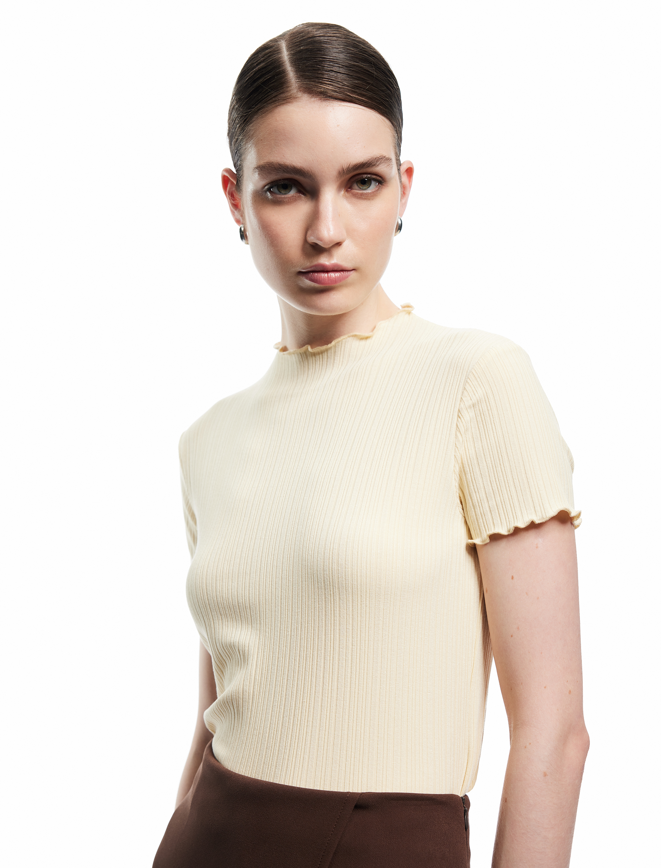   Kısa Kollu Dik Yaka Viskon Tişört Dokulu