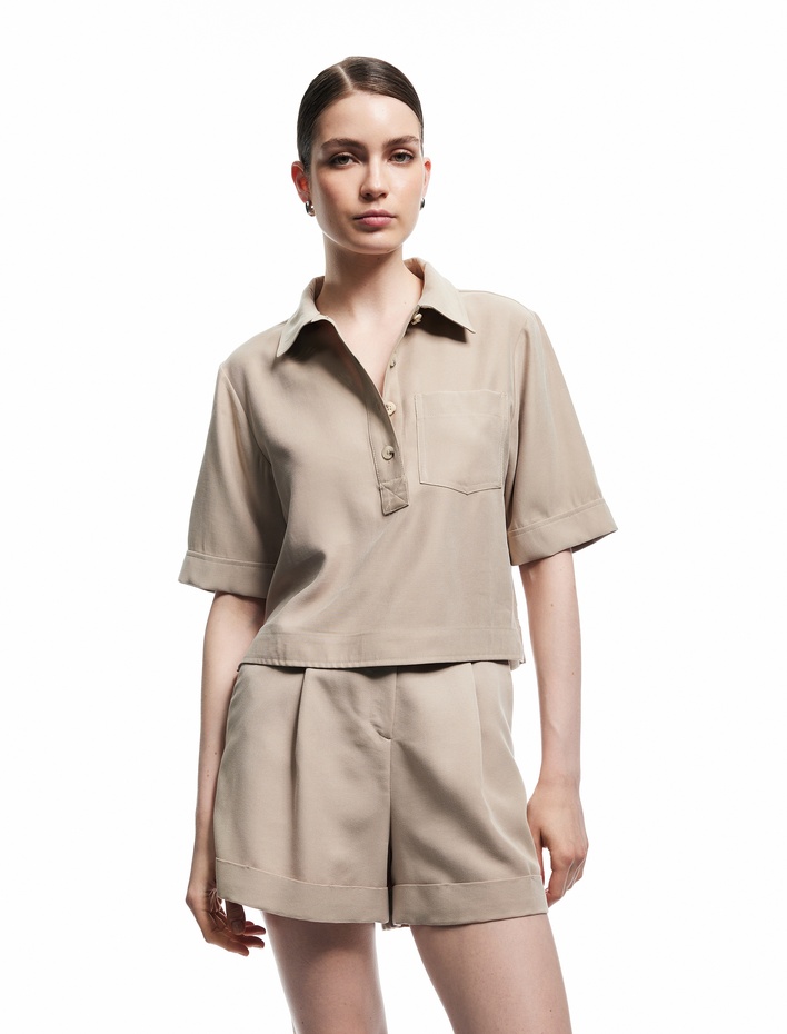  Viskon Cupro Kumaş Düğmeli Cep Detaylı Kısa Kollu Polo Yaka Crop Tişört