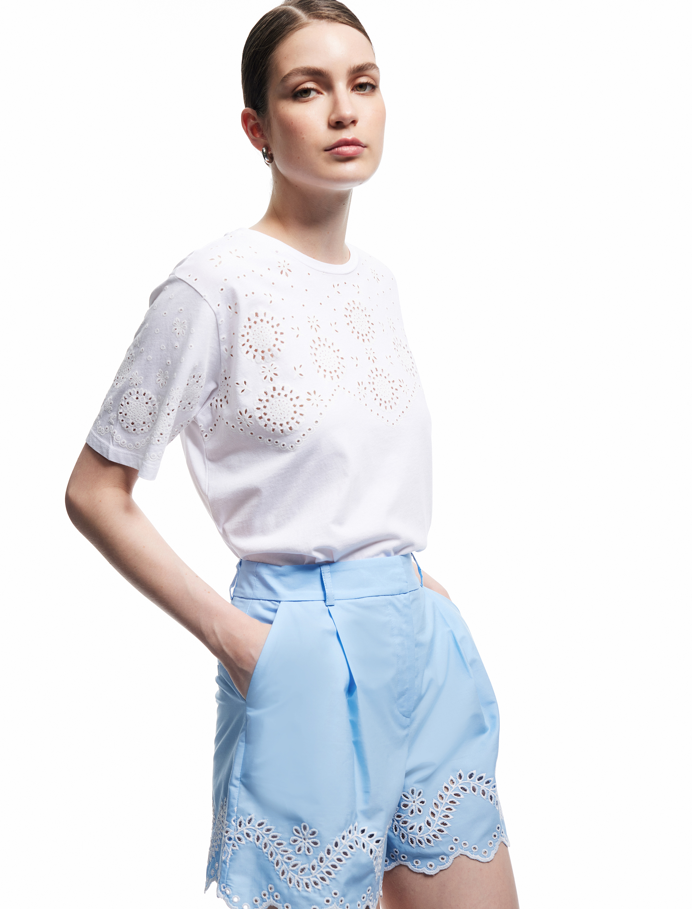   Pamuklu Kısa Kollu Bisiklet Yaka Fistolu Brodeli Tişört