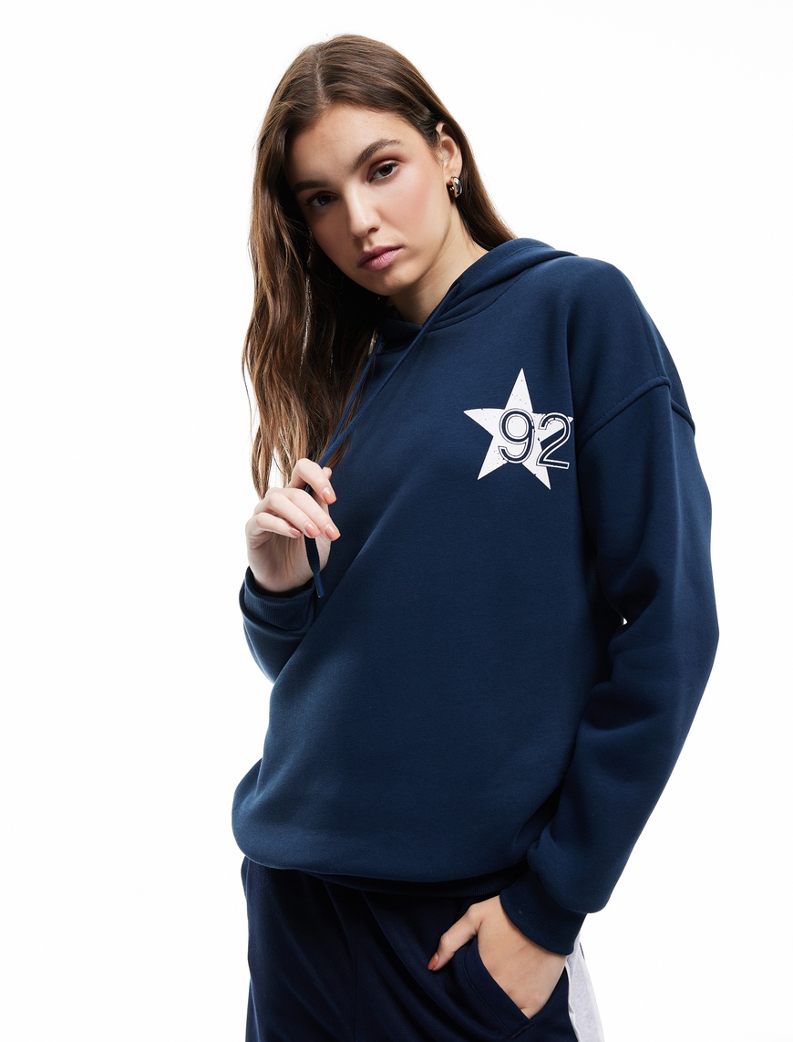   Uzun Kollu Kapüşonlu Şardonlu Arkası Baskılı Oversize Sweatshirt