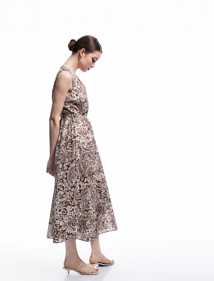  Pamuklu Bağlama Detaylı Kolsuz Midi Boy V Yaka Çiçekli Elbise