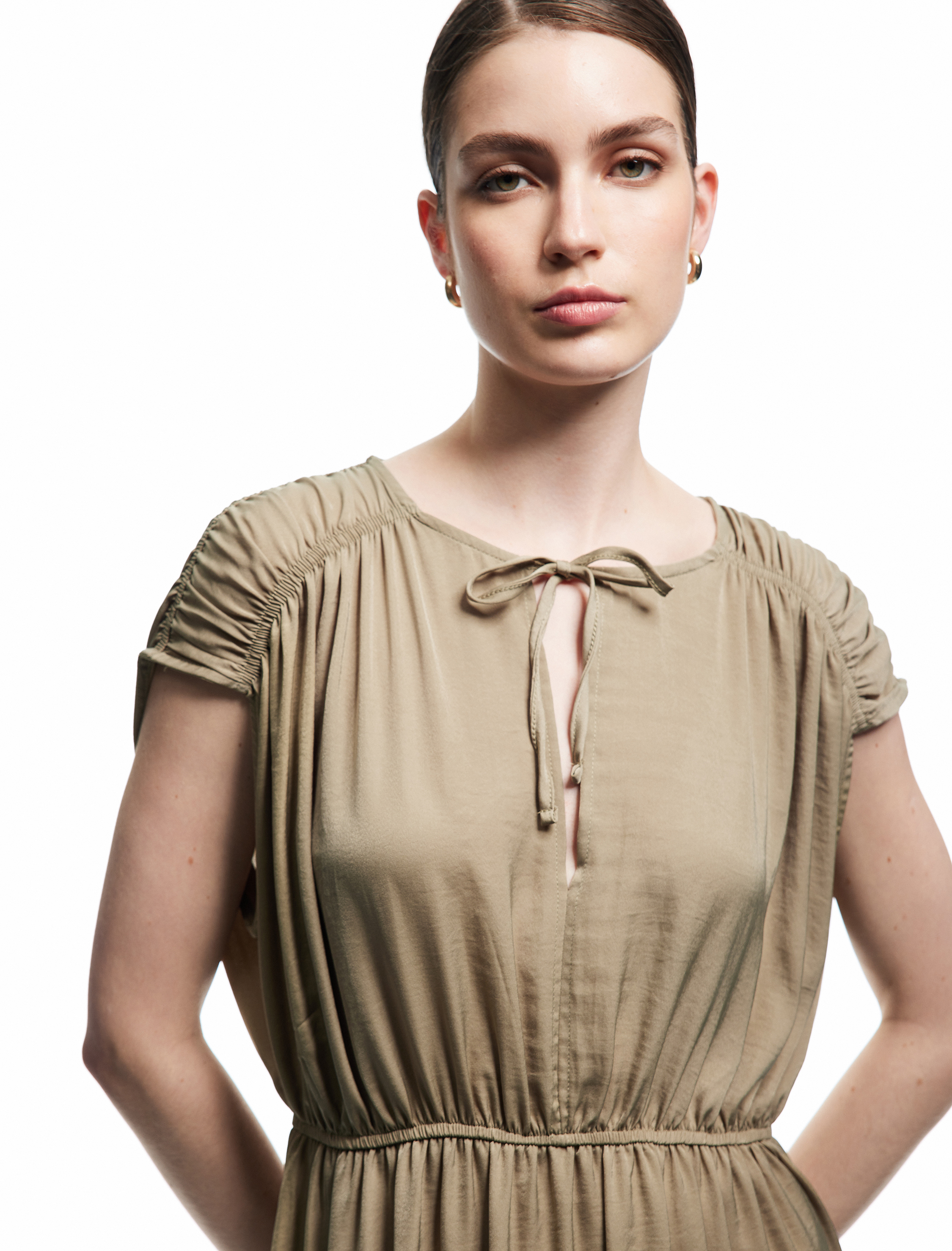   Bağlamalı Yaka Kolsuz Midi Boy Büzgülü Saten Elbise