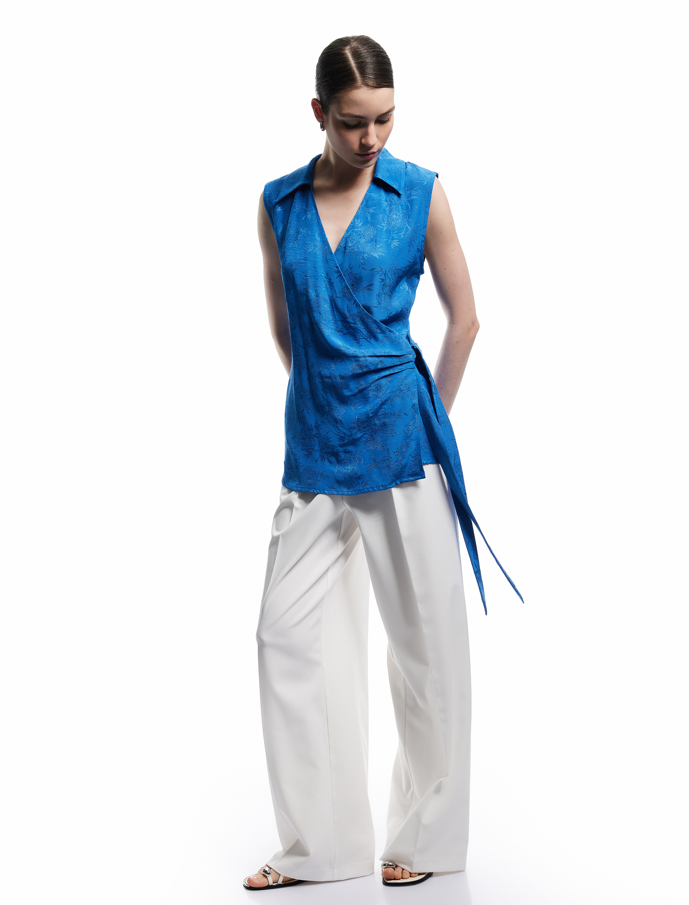   Viskon Kumaş Bağlama Detaylı Kolsuz Kruvaze Çiçekli Gömlek