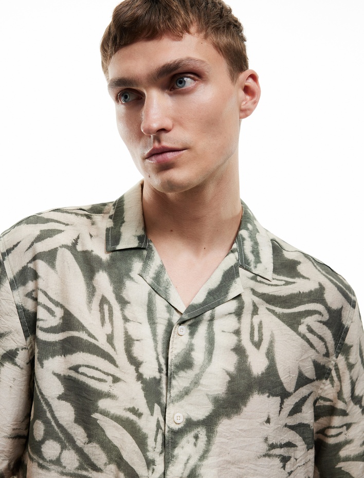  Kısa Kollu Devrik Yaka Regular Fit Viskon Batik Desenli Gömlek