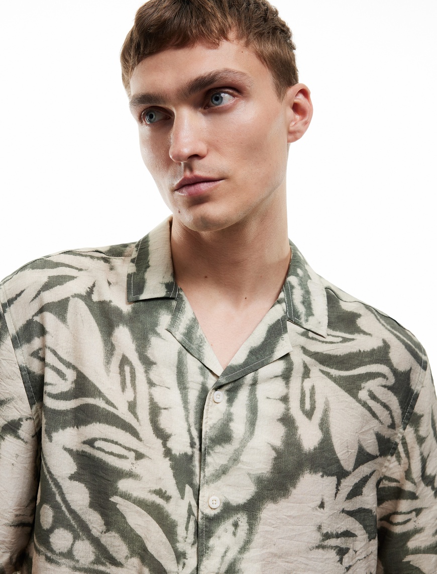   Kısa Kollu Devrik Yaka Regular Fit Viskon Batik Desenli Gömlek