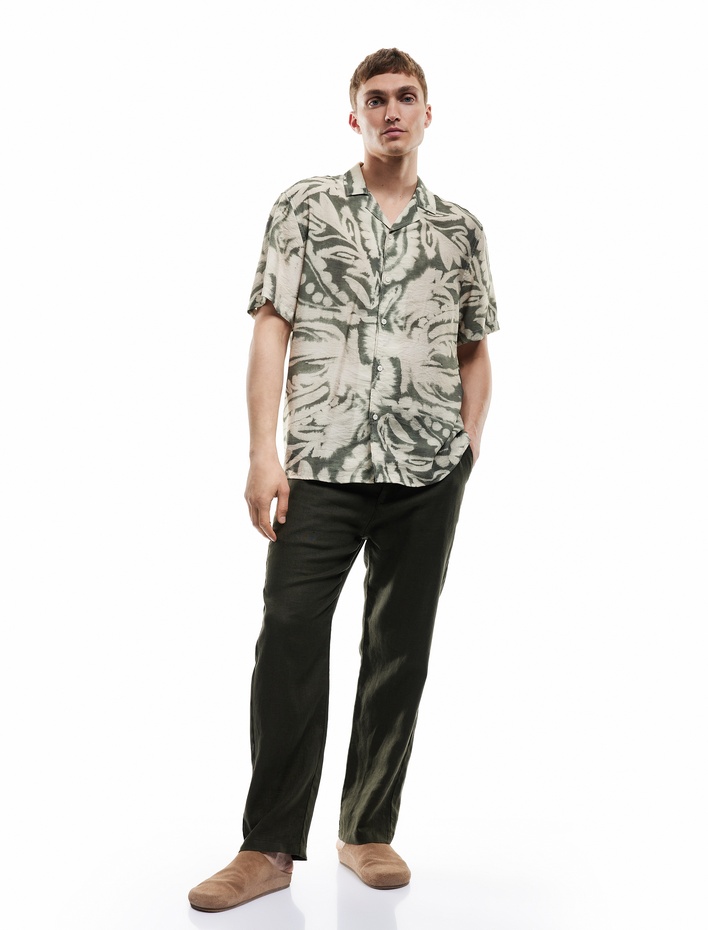  Kısa Kollu Devrik Yaka Regular Fit Viskon Batik Desenli Gömlek