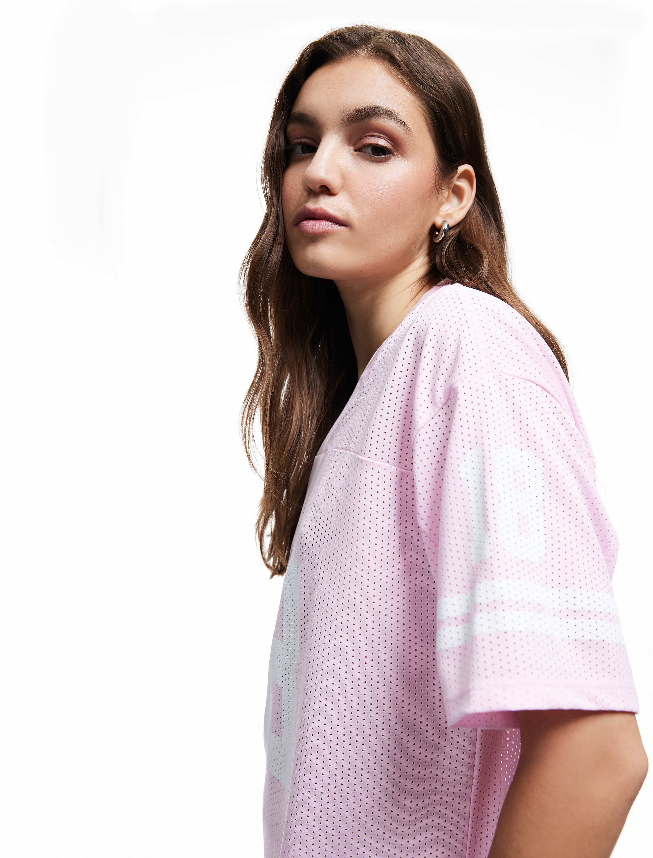 Koton X İnji  - V Yaka Kısa Kollu Baskılı Biyeli Oversize File Tişört