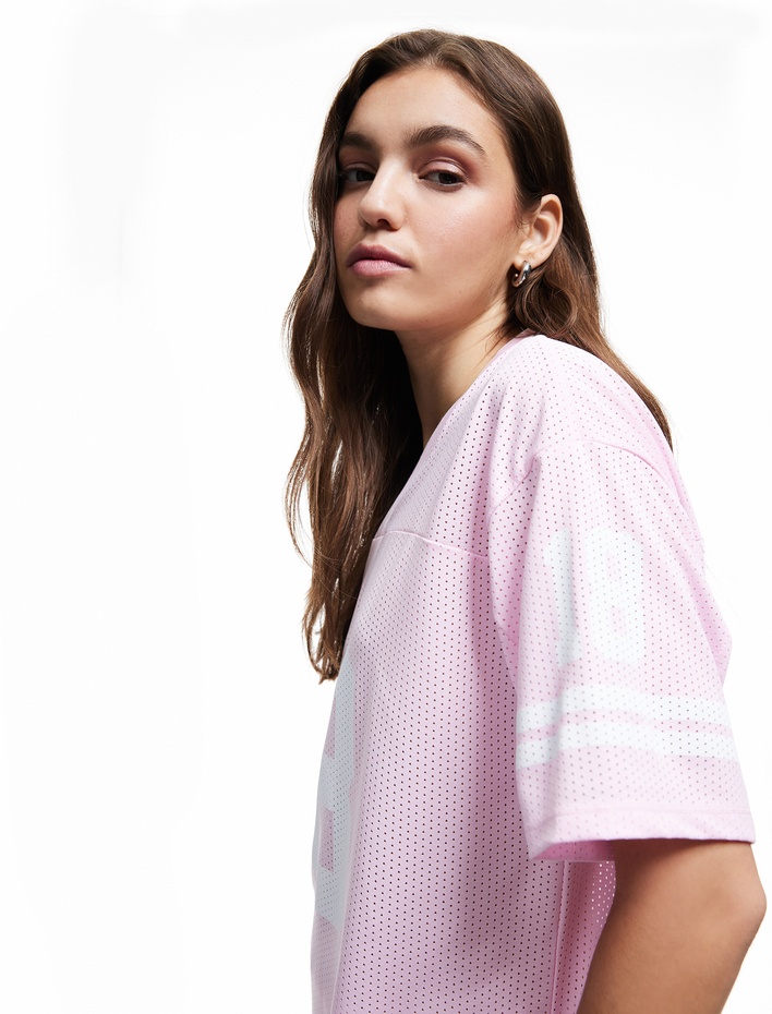  Koton X İnji  - V Yaka Kısa Kollu Baskılı Biyeli Oversize File Tişört