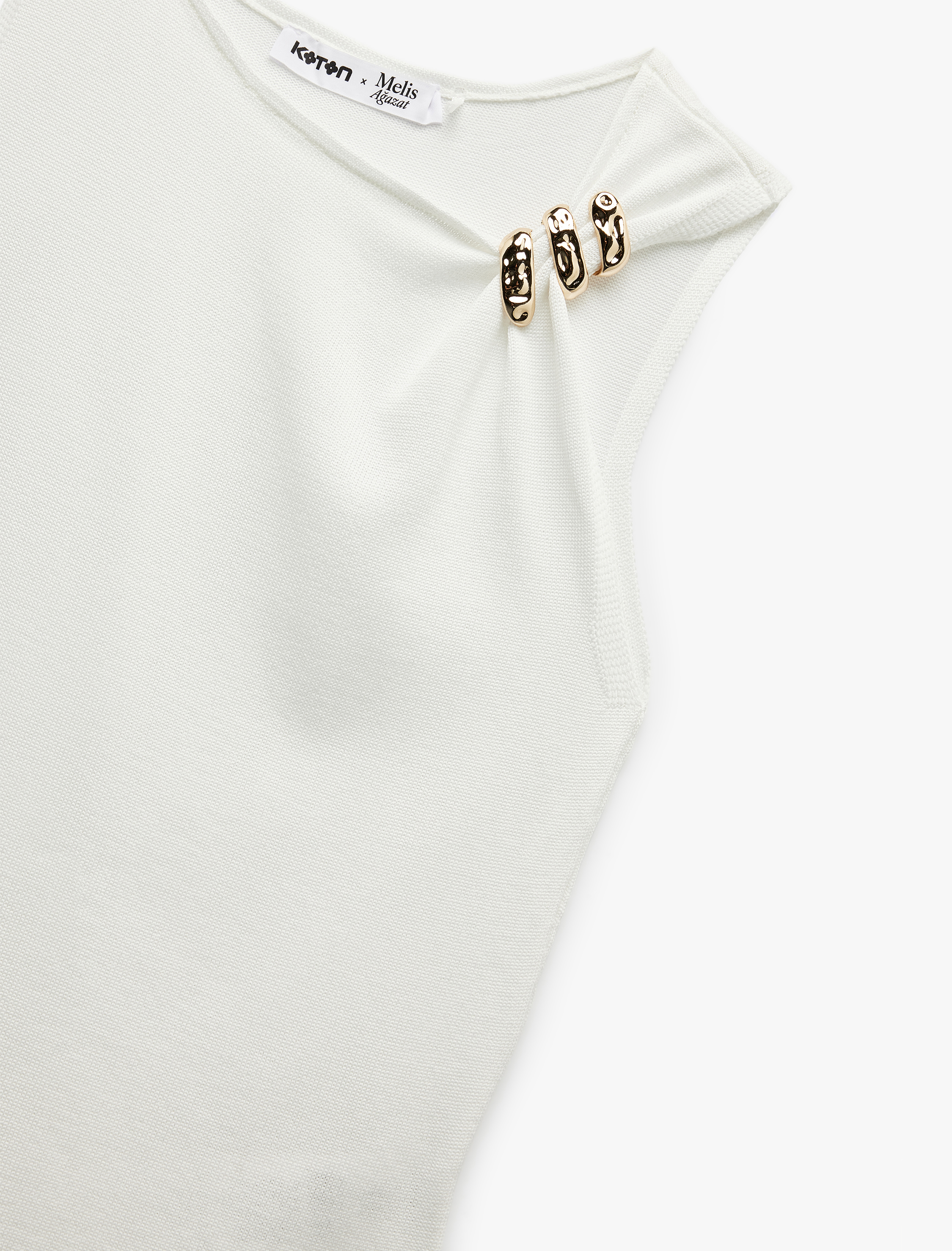 Koton X Melis Ağazat - Asimetrik Yaka Kolsuz Metal Aksesuarlı Bluz