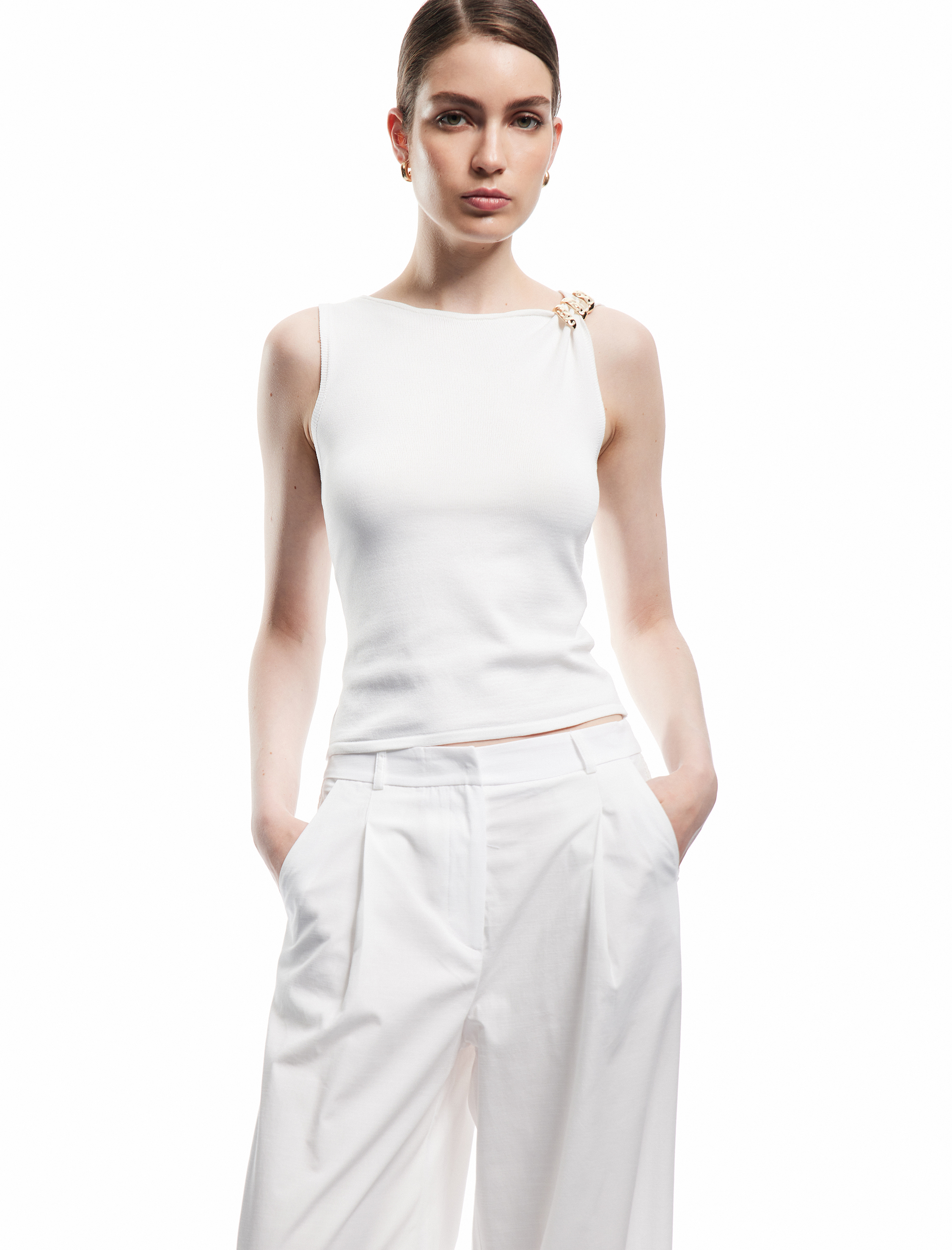 Koton X Melis Ağazat - Asimetrik Yaka Kolsuz Metal Aksesuarlı Bluz