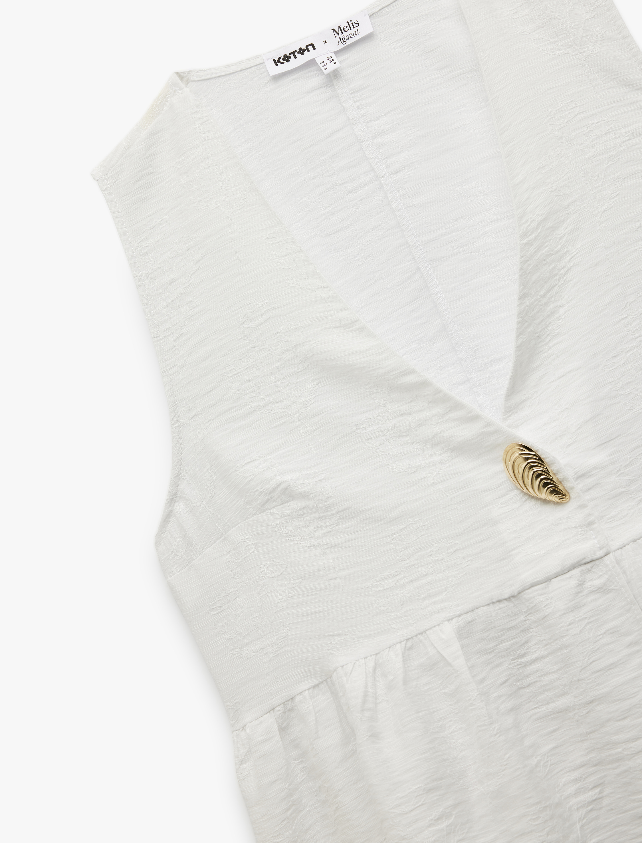 Koton X Melis Ağazat - Deniz Kabuğu Aksesuar Detaylı V Yaka Kolsuz Peplum Bluz