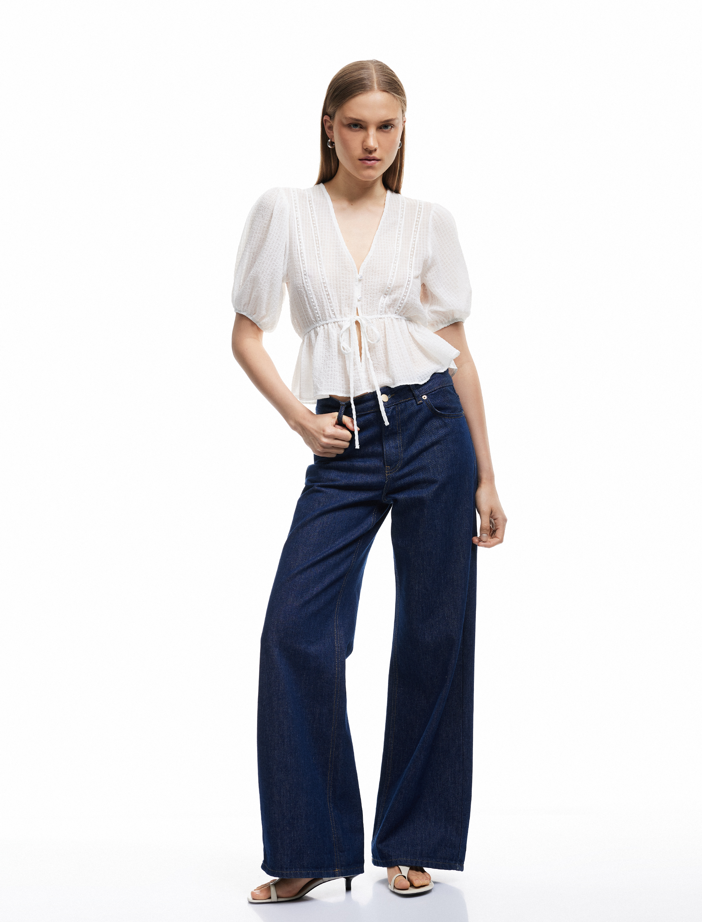   V Yaka Yarım Balon Kollu Önden Bağlama Detaylı Bluz