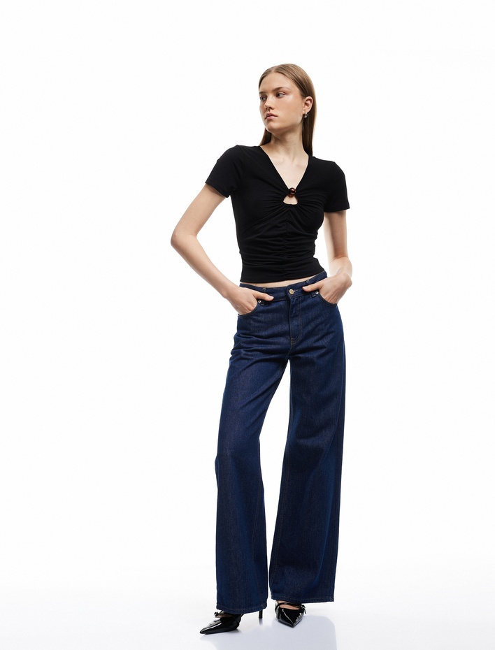  Drapeli Kısa Kollu Aksesuar Detaylı V Yaka Tişört