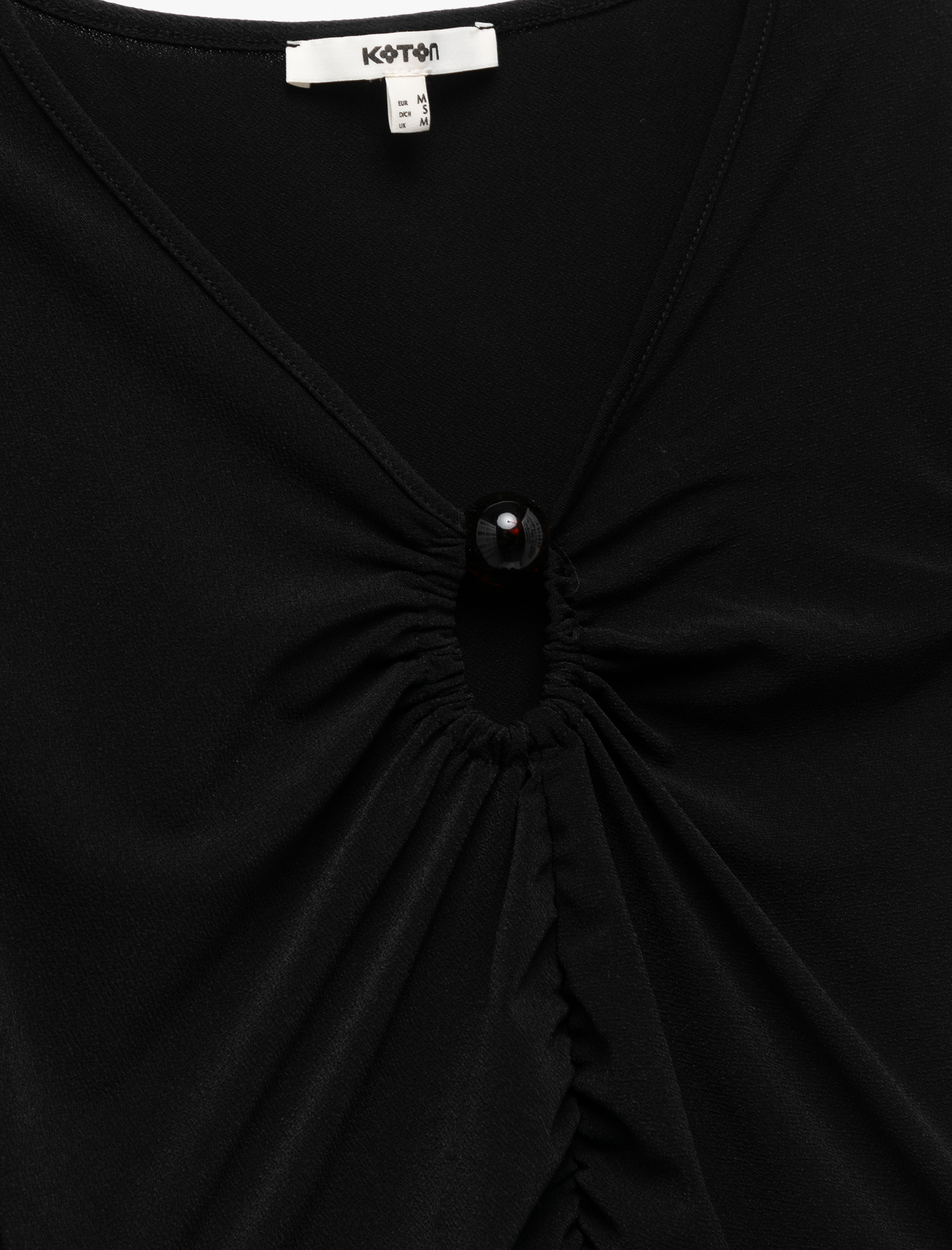   Drapeli Kısa Kollu Aksesuar Detaylı V Yaka Tişört