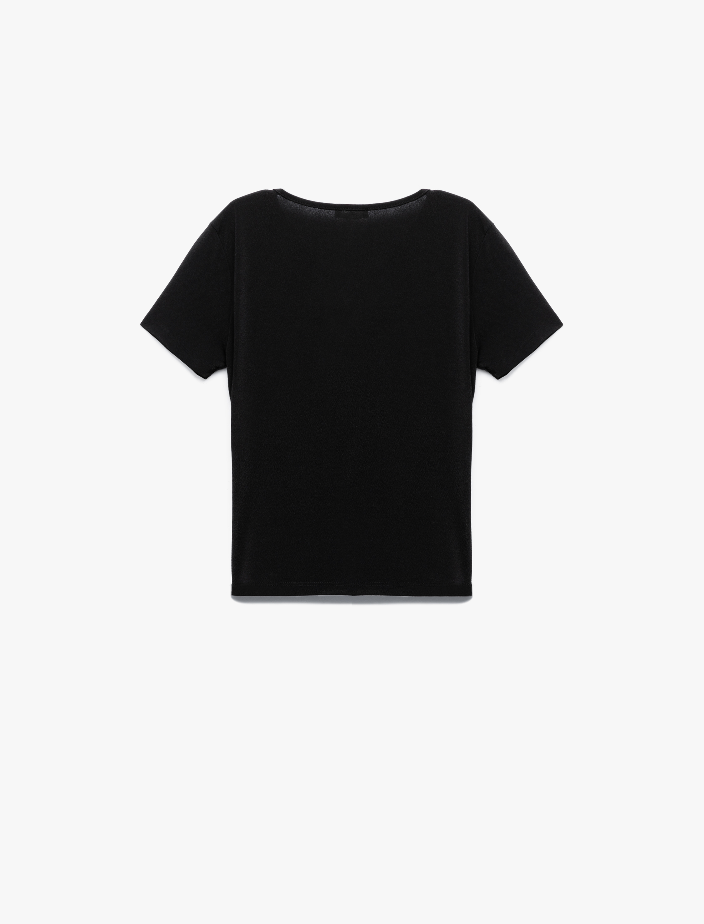   Drapeli Kısa Kollu Aksesuar Detaylı V Yaka Tişört