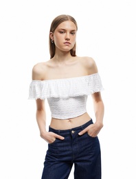 Kolsuz Astarlı Slim Fit Fistolu Brodeli Fırfırlı Omzu Açık Crop Bluz