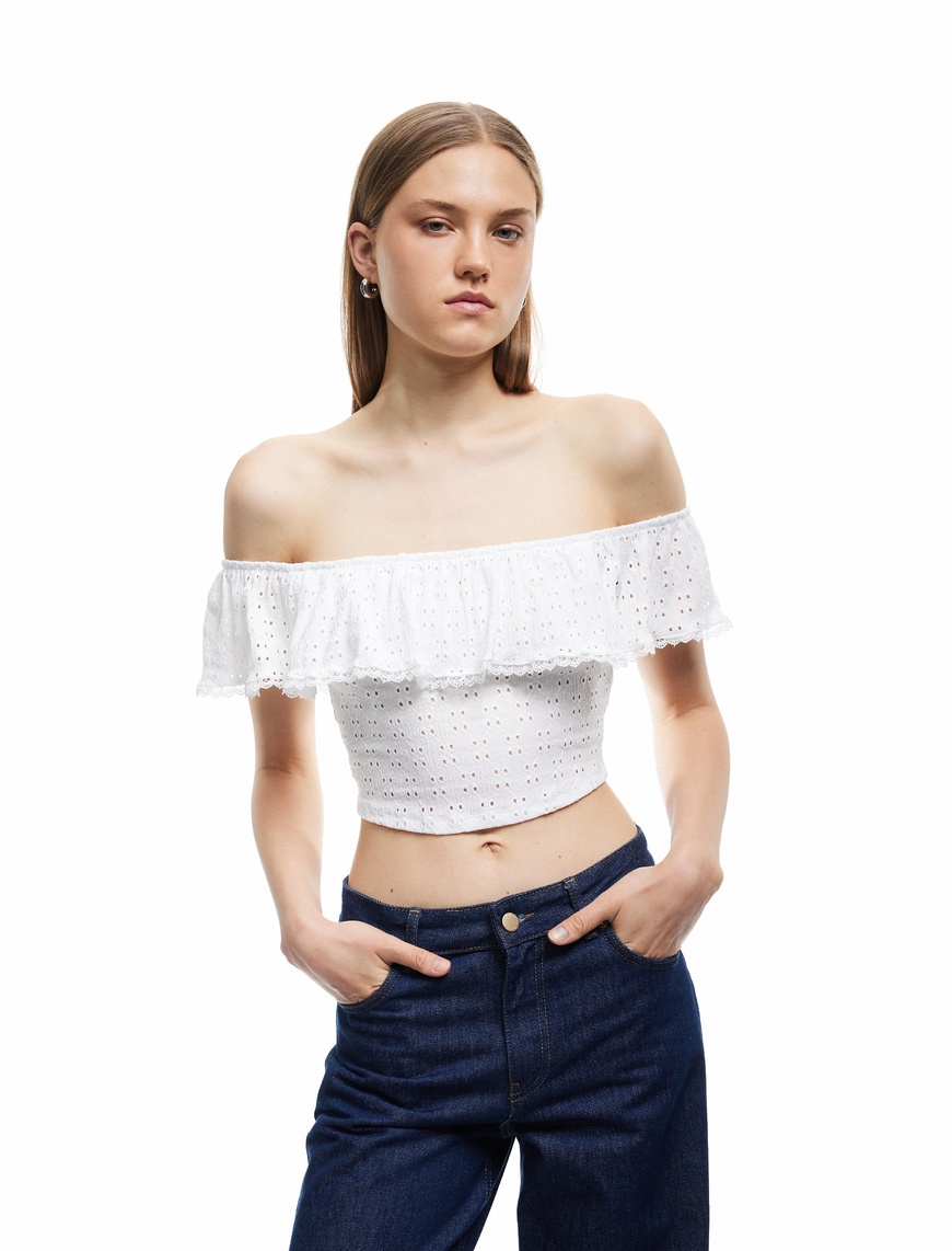   Kolsuz Astarlı Slim Fit Fistolu Brodeli Fırfırlı Omzu Açık Crop Bluz