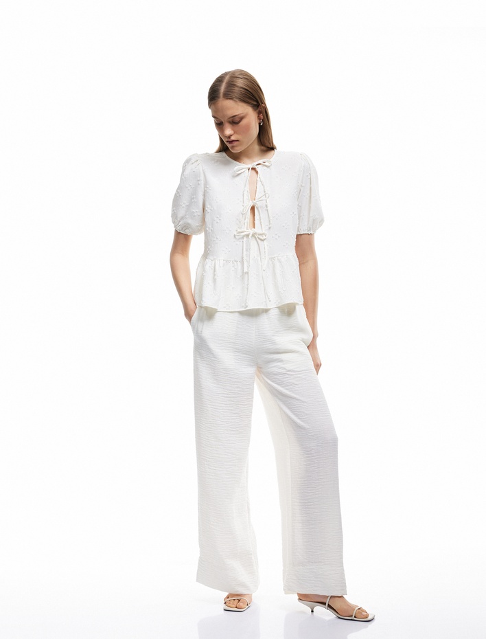  Dokulu Kısa Balon Kollu Fiyonklu Önden Bağcıklı Bluz